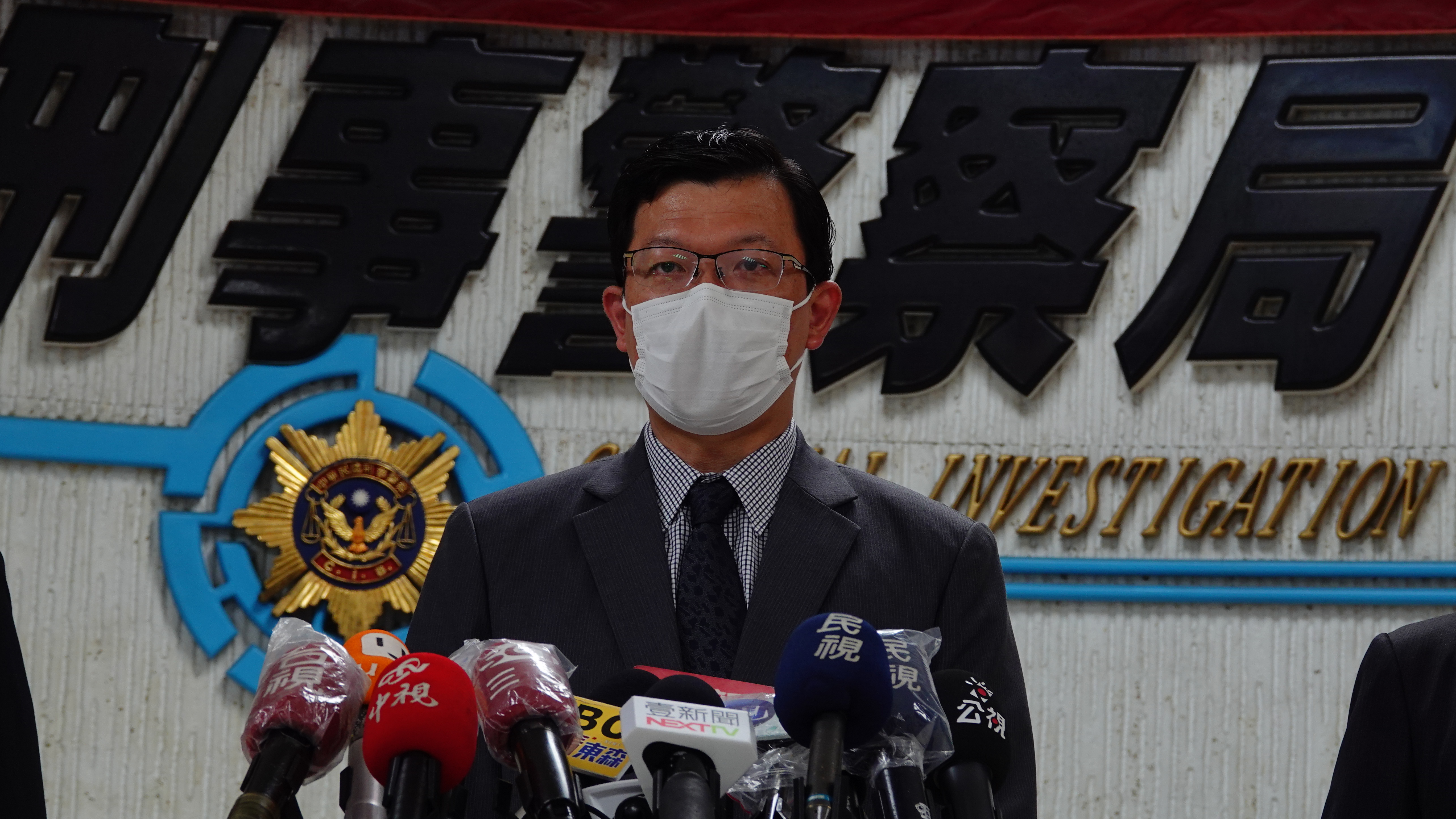  黃家琦（中）坦承曾致電關心車禍案，但強調一切依法辦理。