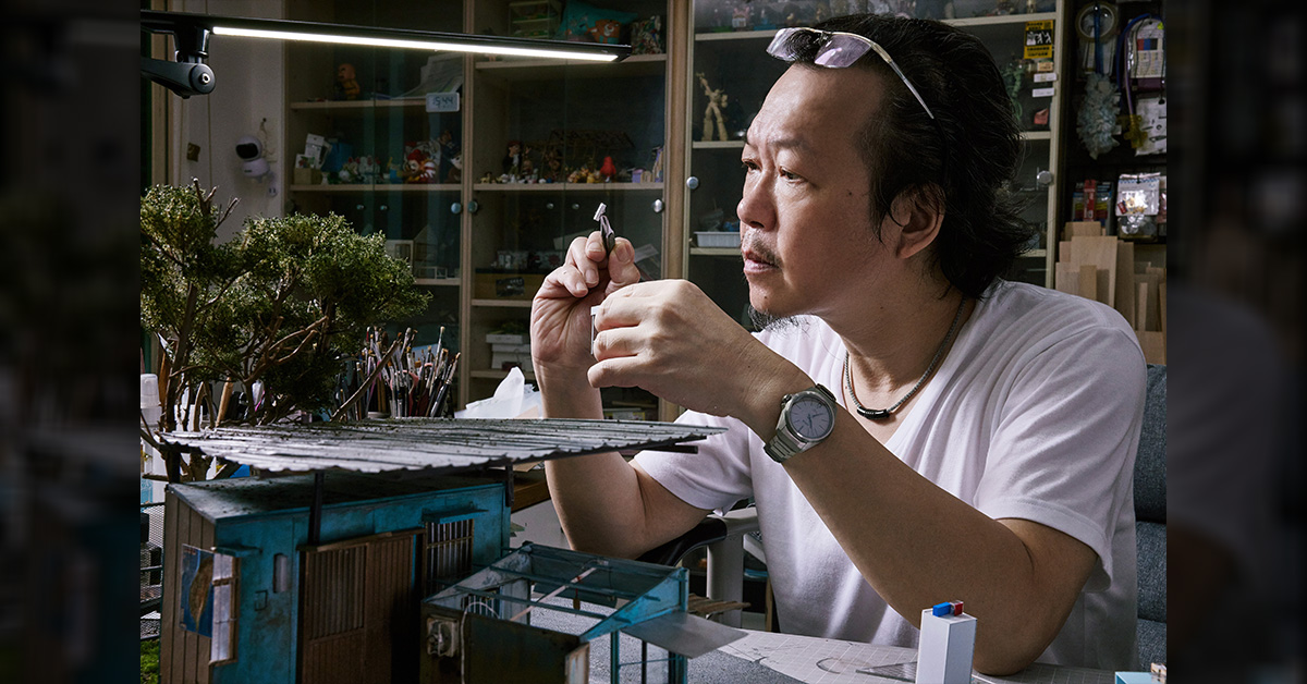 微縮藝術家鄭鴻展，擅長以細節刻劃時間與空間(藍色棉質獵裝 @Brooks Brothers)。