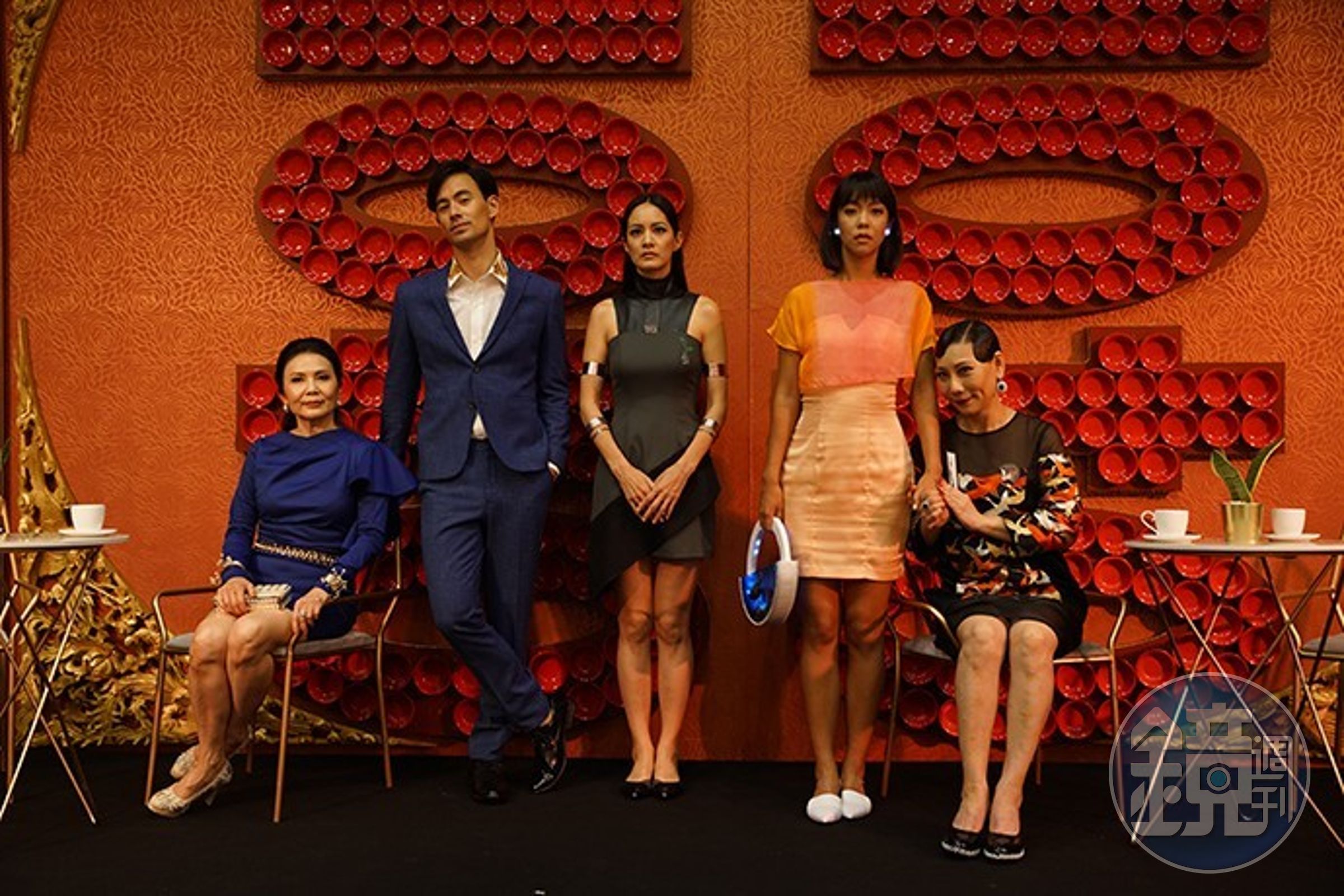 人氣夫妻檔Janet（中）、George（左二）與大霈（右二）、郎祖筠（右一）等主演的《囍宴機器人》是「高雄VR FILM LAB計畫」國際合製的第一個作品。（高雄市電影館提供）