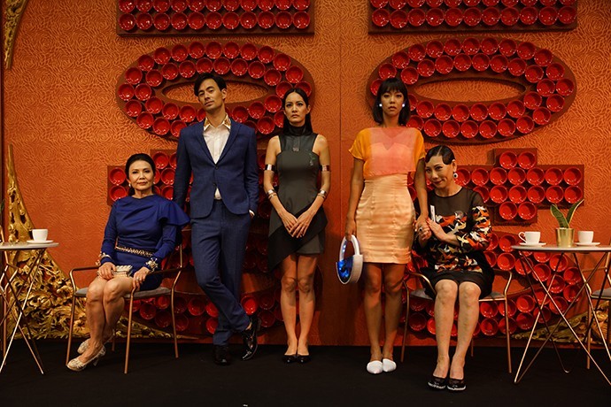 人氣夫妻檔Janet（中）、George（左二）與大霈（右二）、郎祖筠（右一）等主演的《囍宴機器人》是「高雄VR FILM LAB計畫」國際合製的第一個作品。（高雄市電影館提供）