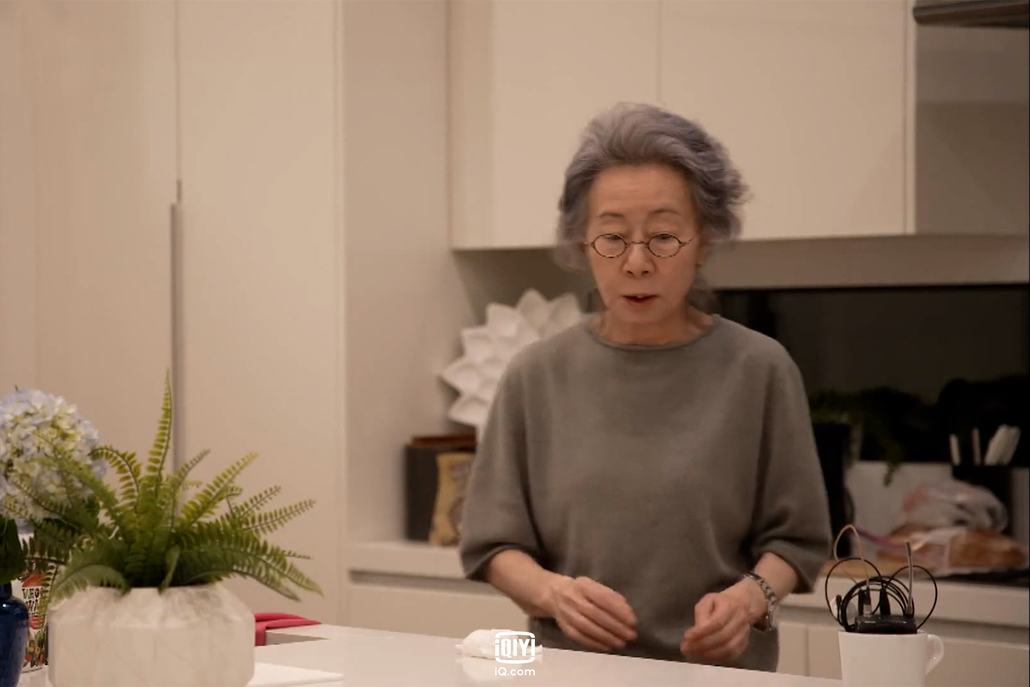 尹汝貞自嘲曾抱怨自己名字被念錯，等到她要擔任頒獎人才知道不容易。（愛奇藝國際站提供）