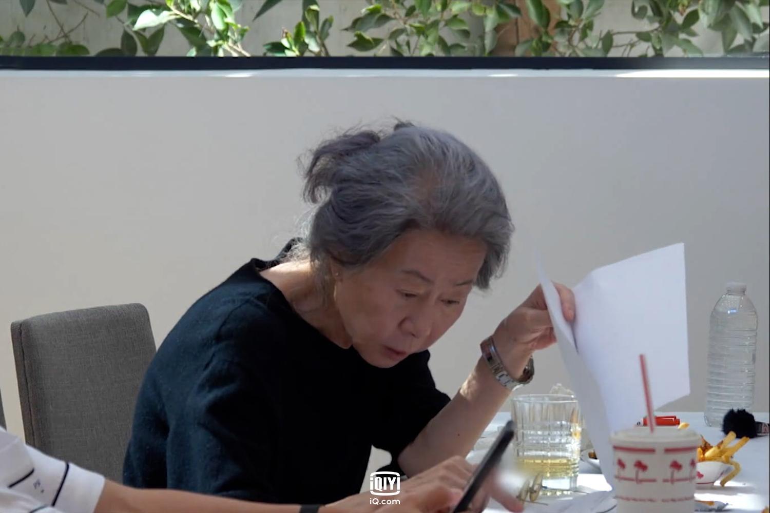 尹汝貞為奧斯卡當頒獎人,認真學習每位入圍者的名字發音。(愛奇藝國際站提供)