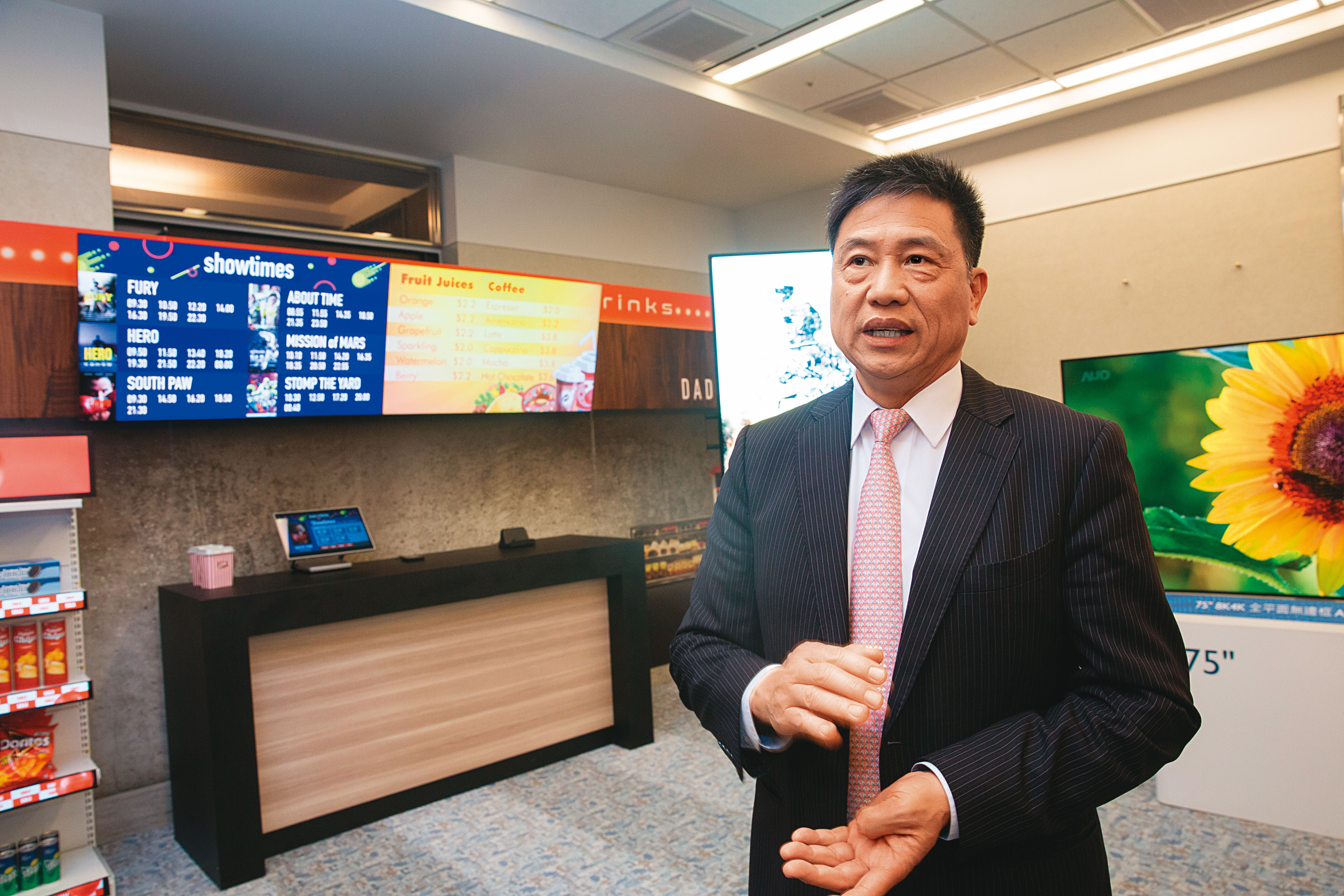 身兼台北市電腦公會理事長，同時也是友達董事長彭雙浪說：「電腦、手機到電視等需求都大幅下降。」