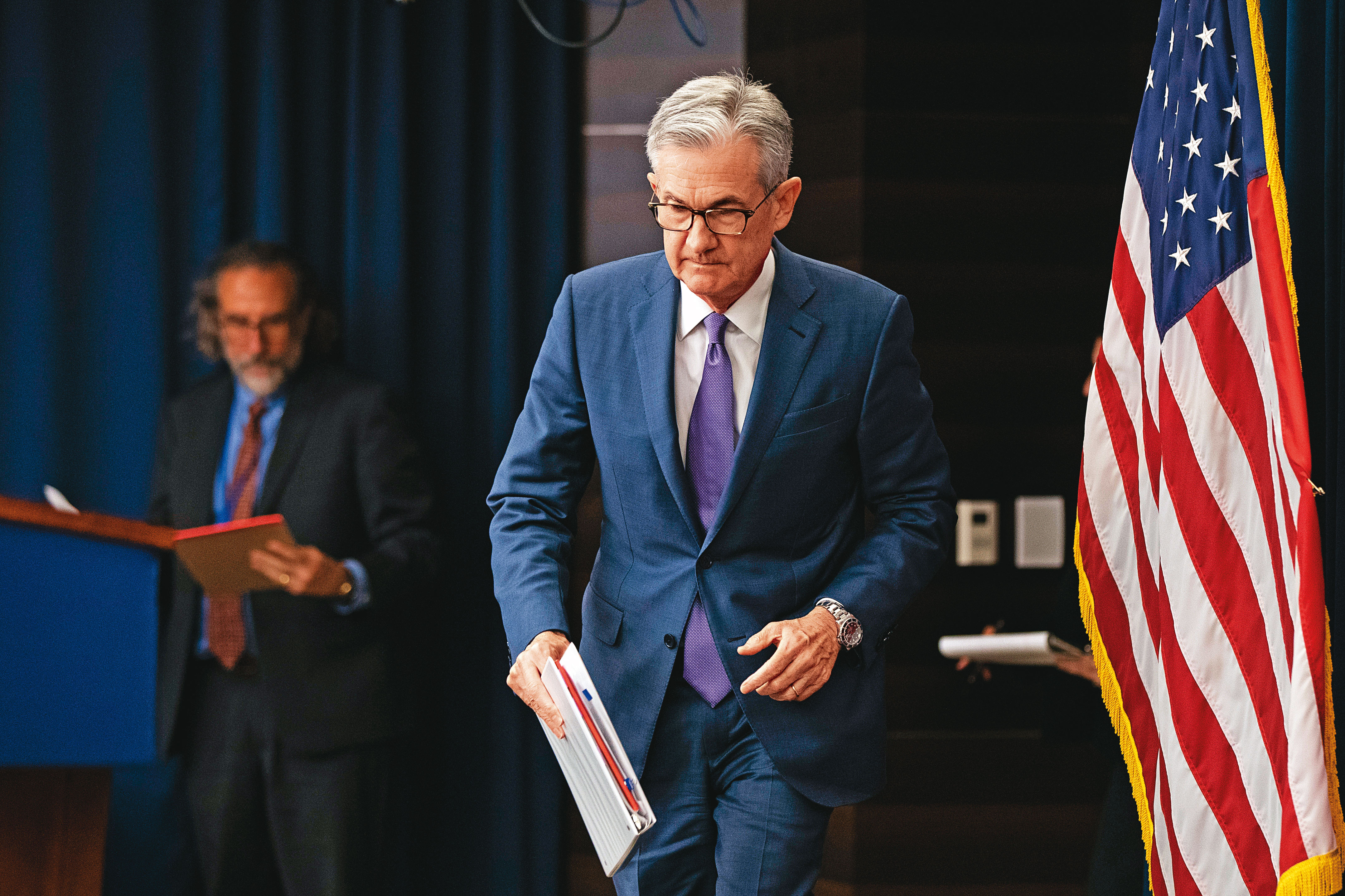 美國聯準會發熱錢，恐進一步造成美元貶值。圖為聯準會主席鮑威爾。（東方IC）