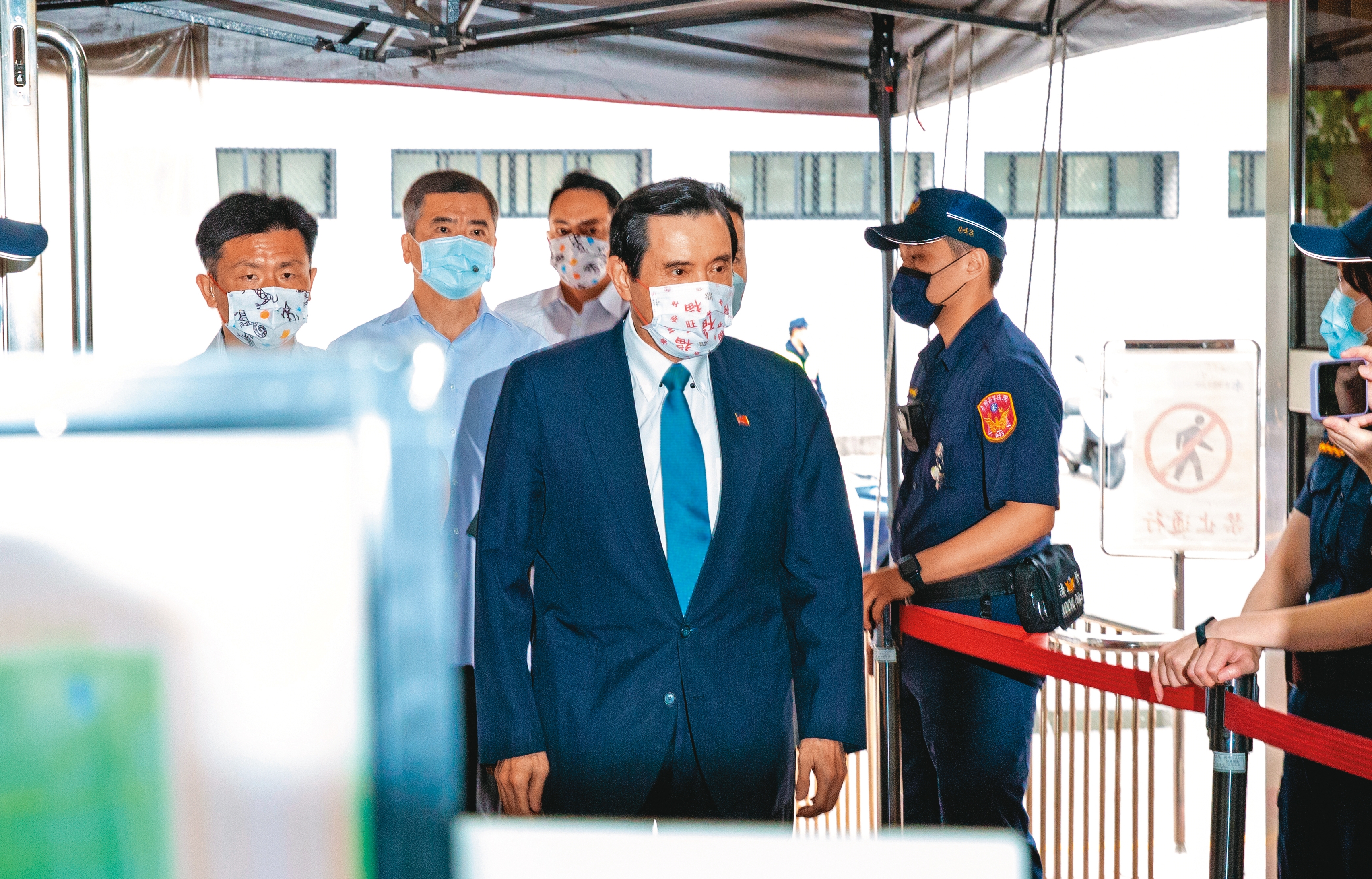 前總統馬英九涉及賤賣三中黨產遭起訴，日前首赴高院出庭時仍否認犯罪，庭訊後對檢察總長邢泰釗大爆有人欲影響判決並未回應。