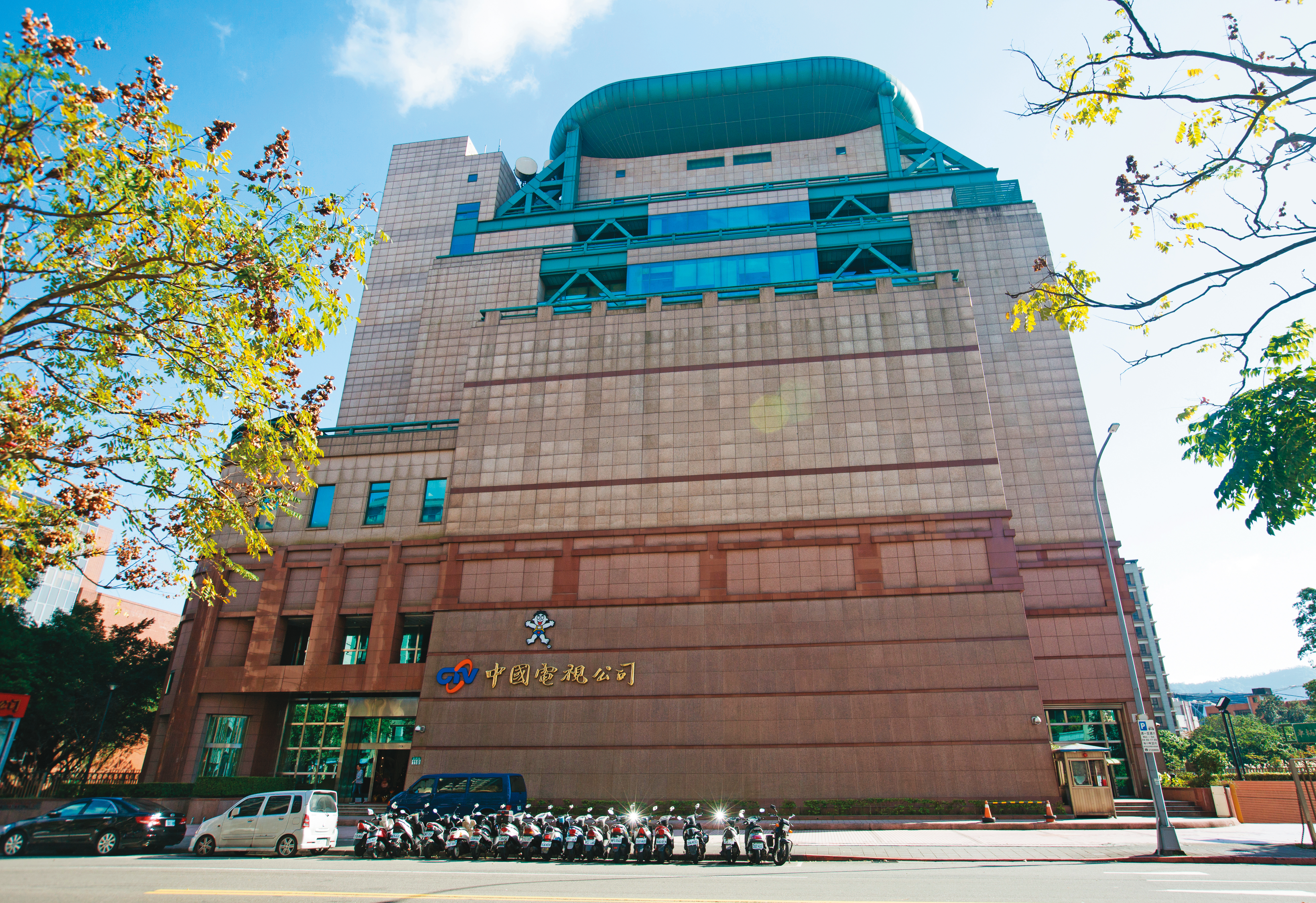 中視（圖）交易案一波三折，余建新一度敲桌嗆聲逼馬英九讓步，最後中投想出天龍八步手法，回饋余建新4.8億元並拿下中視。