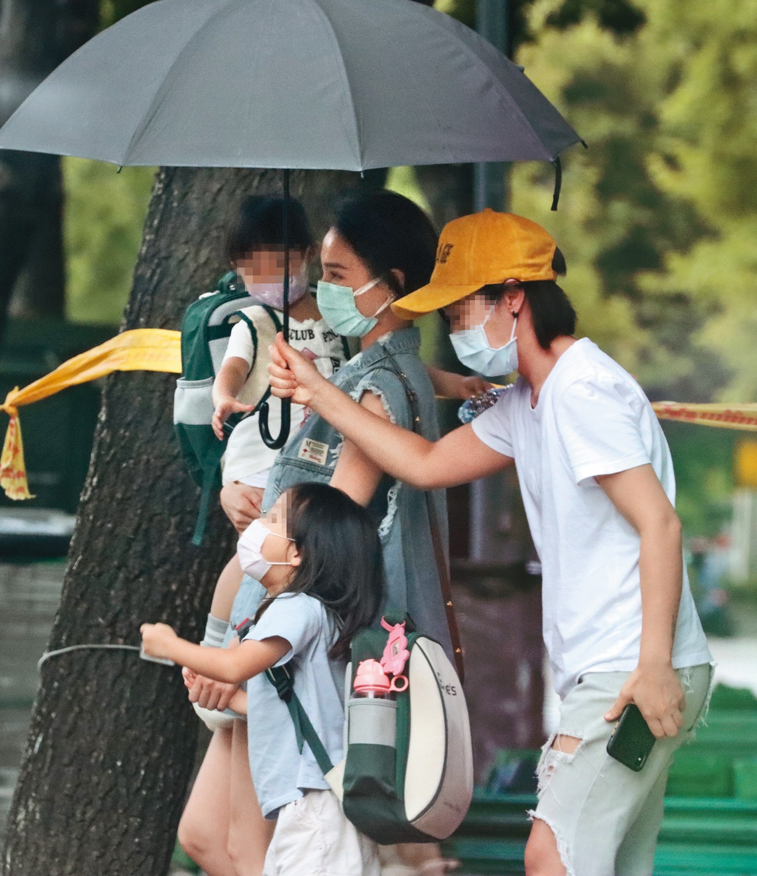 鄭雲燦去年7月曾被本刊拍到帶著2個女兒出門。