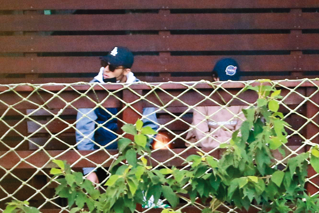 本刊去年11月直擊陳昊森（左）和鄭雲燦（右）一同出遊、爆出戀情。