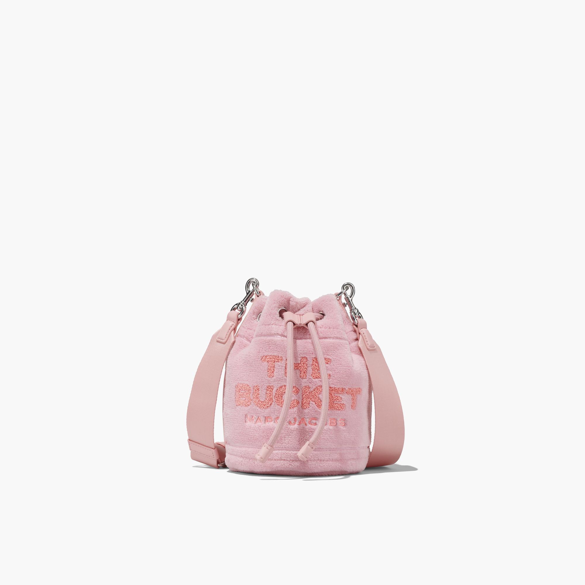 蜜桃粉The Terry 系列水桶包。NT$13,900(俊思提供)