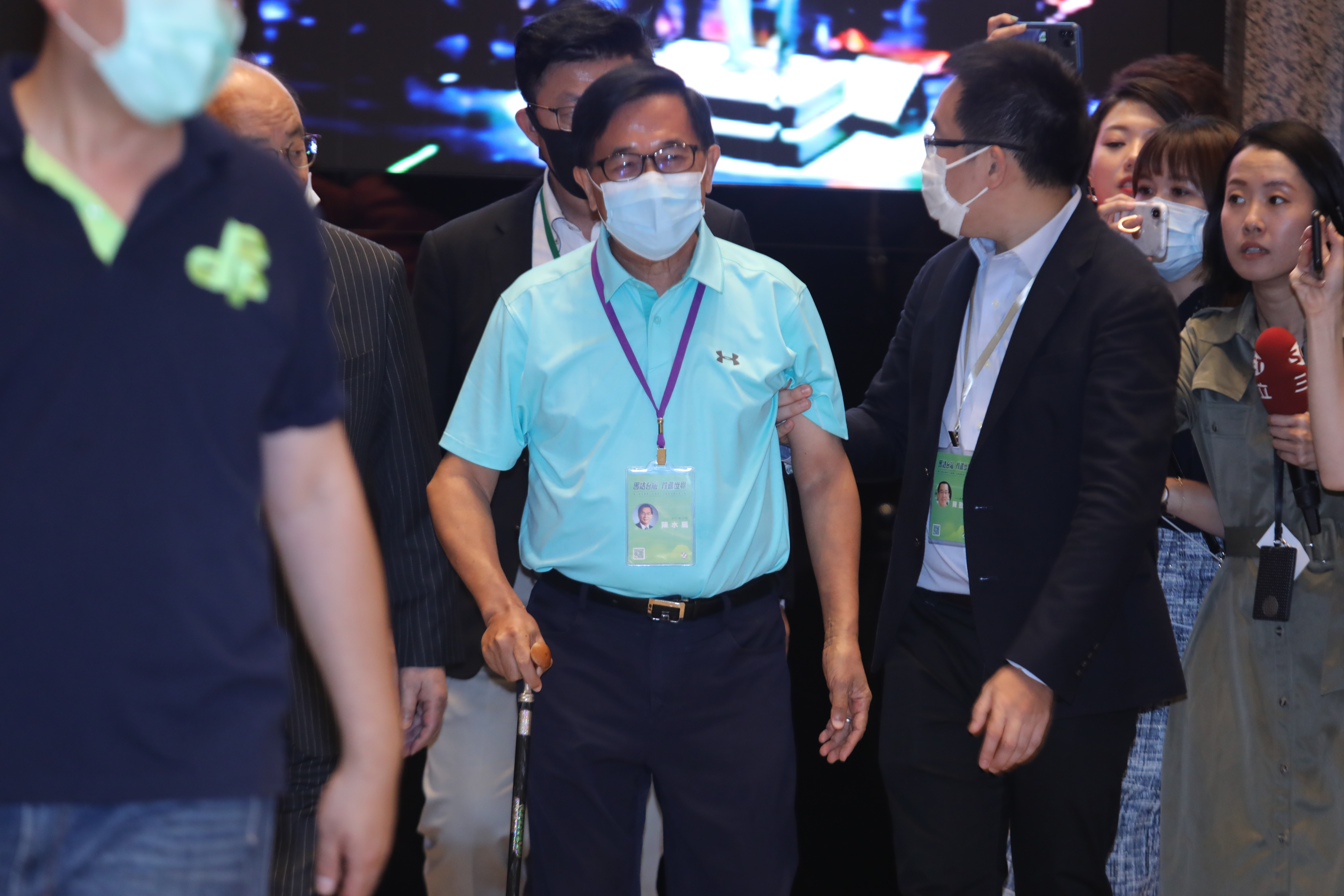 前總統陳水扁（中）今天早上快篩陽性，經醫師判斷後確診。（本刊資料照）