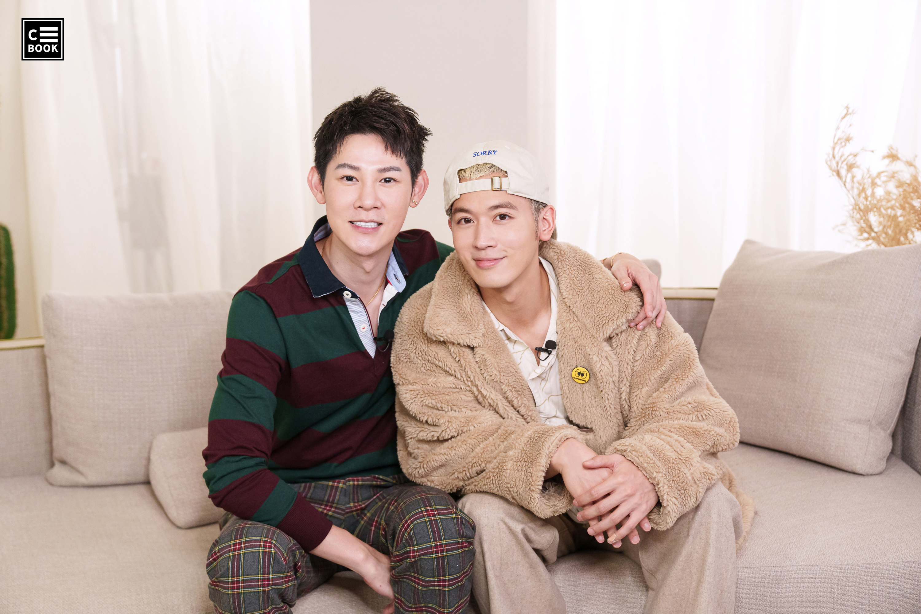 小樂染金髮上網路節目接受夏和熙訪問。（CBOOK提供）