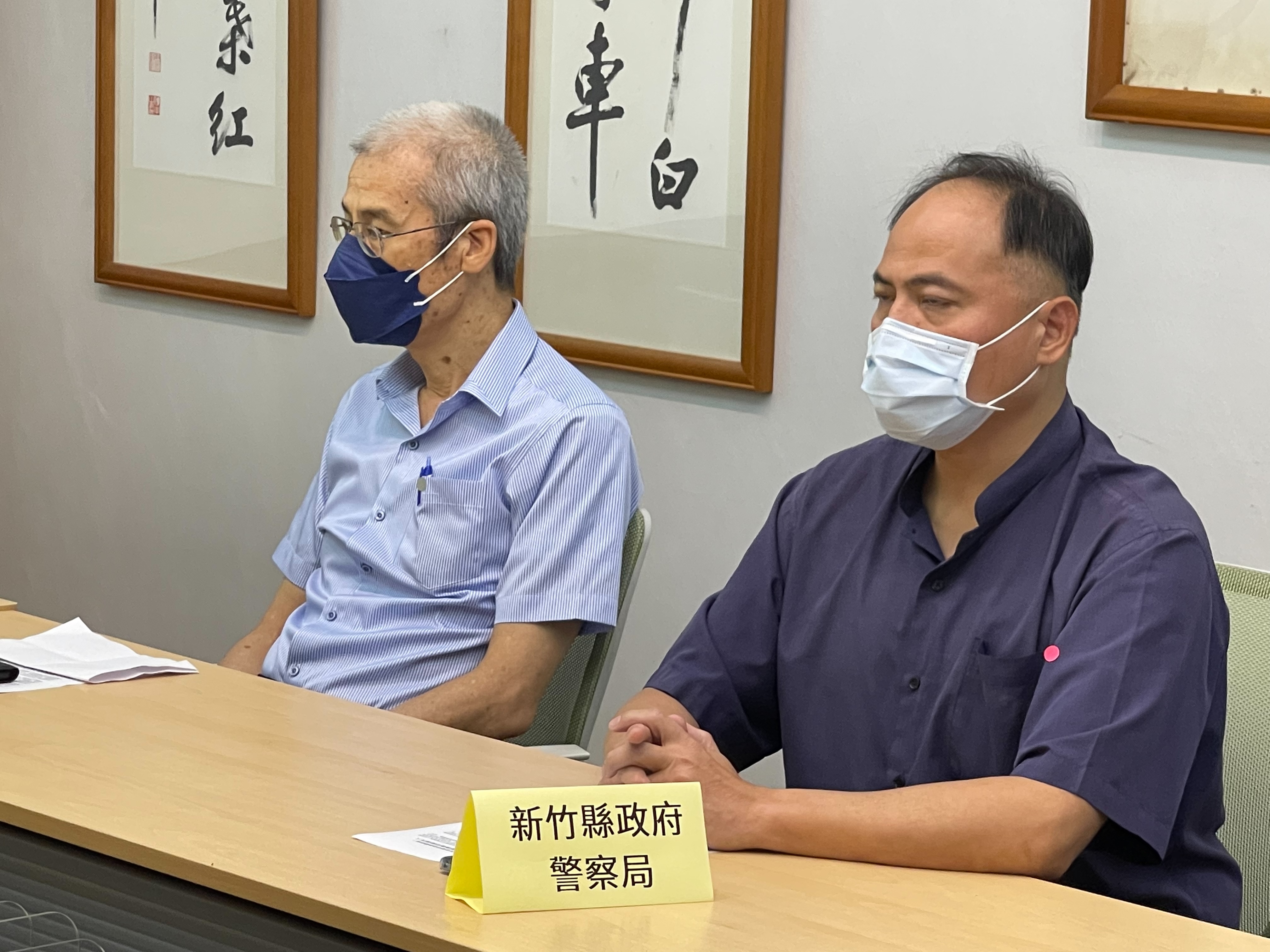 警政署督察室副主任黃中華(左)、新竹縣警局督察長王立德(右)出席記者會現場說明調查經過。