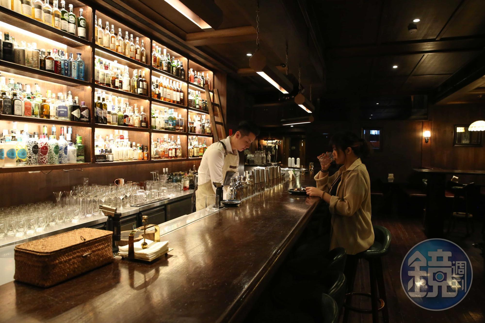 吧檯的位置不輸沙發、包廂座位，還可欣賞酒牆與調酒過程。