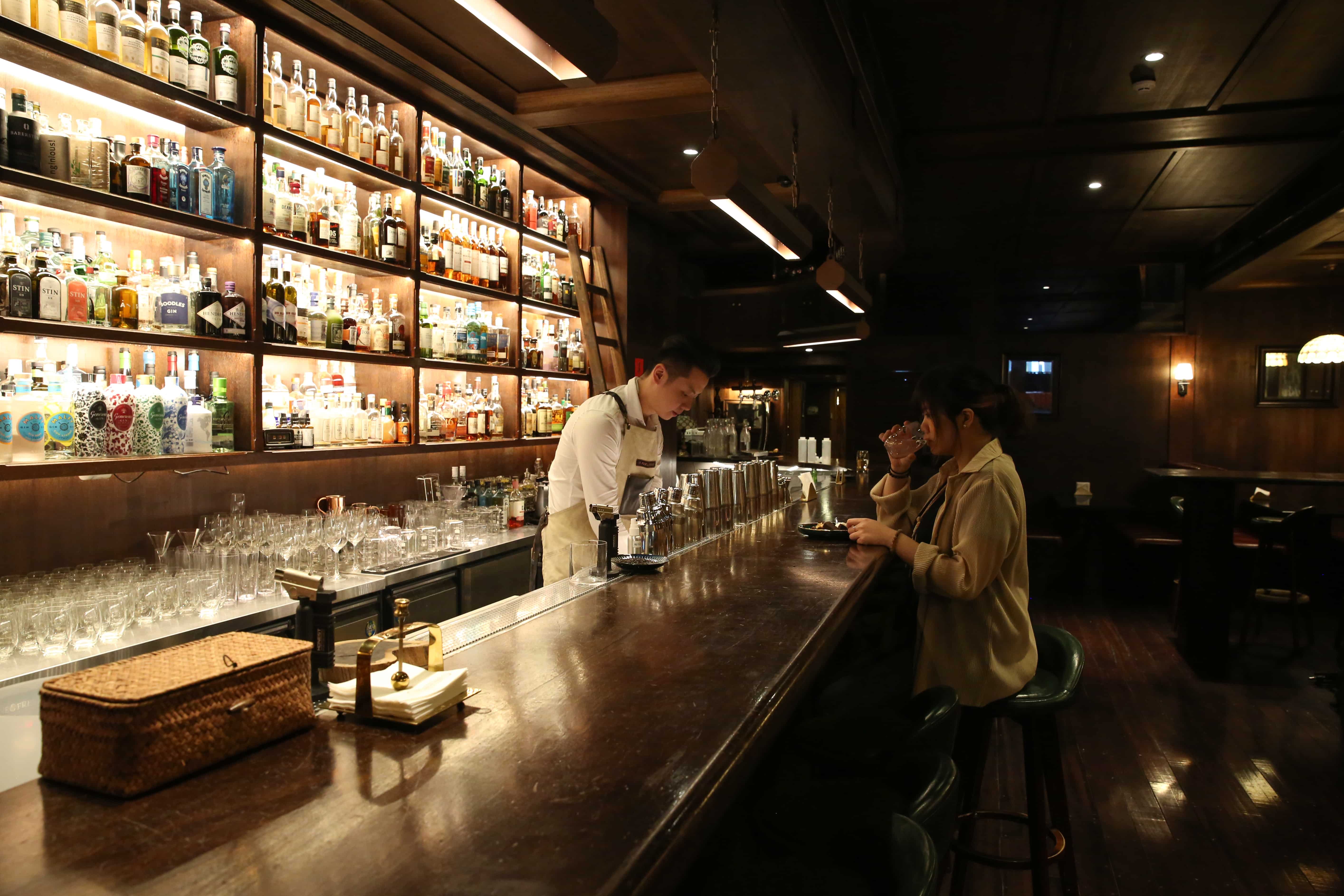 吧檯的位置不輸沙發、包廂座位，還可欣賞酒牆與調酒過程。