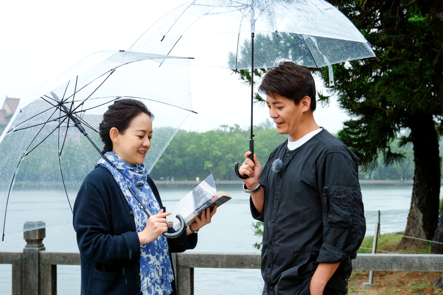 謝哲青帶曾寶儀造訪高雄老家。（三立提供）