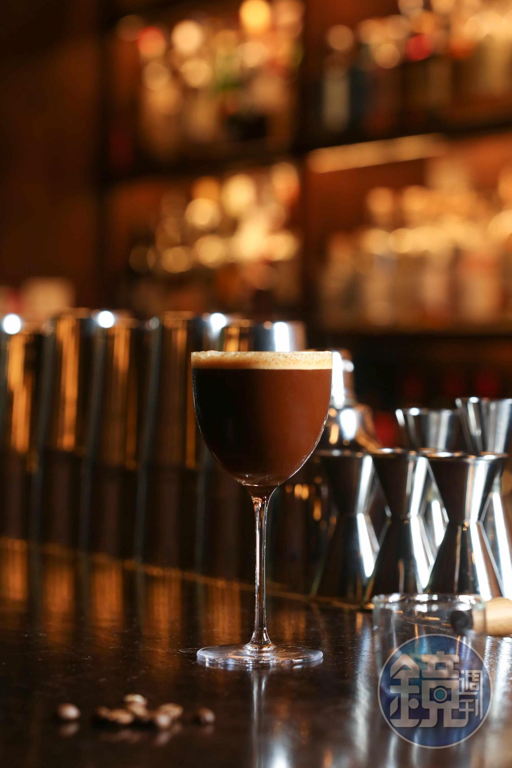 「ESPRESSO MARTINI」選用「綠洲咖啡」中烘焙配方豆「萊拉小姐」，酸、甜、苦韻比例平衡。（380元／杯）