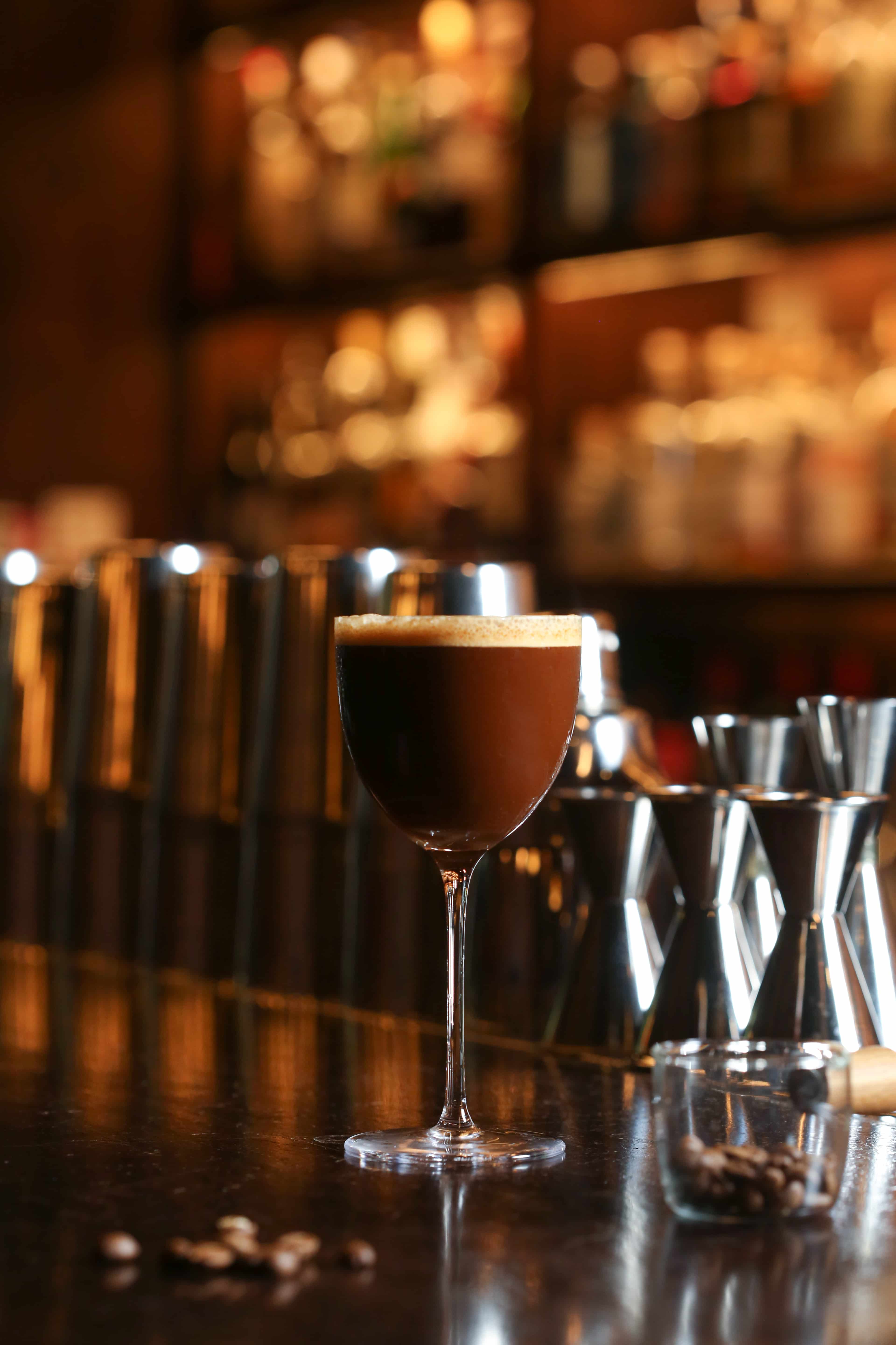 「ESPRESSO MARTINI」選用「綠洲咖啡」中烘焙配方豆「萊拉小姐」，酸、甜、苦韻比例平衡。（380元／杯）
