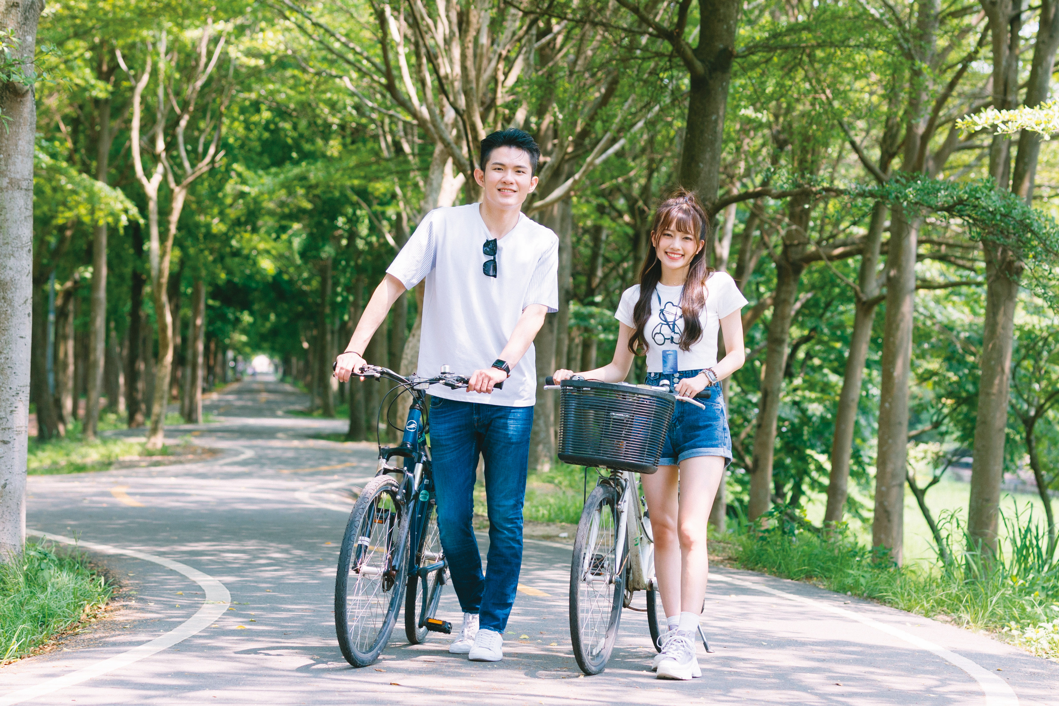 由軍方舊鐵道改建的潭雅神綠園道全長13.1公里，沿途綠樹成蔭，適合闔家大小同遊。