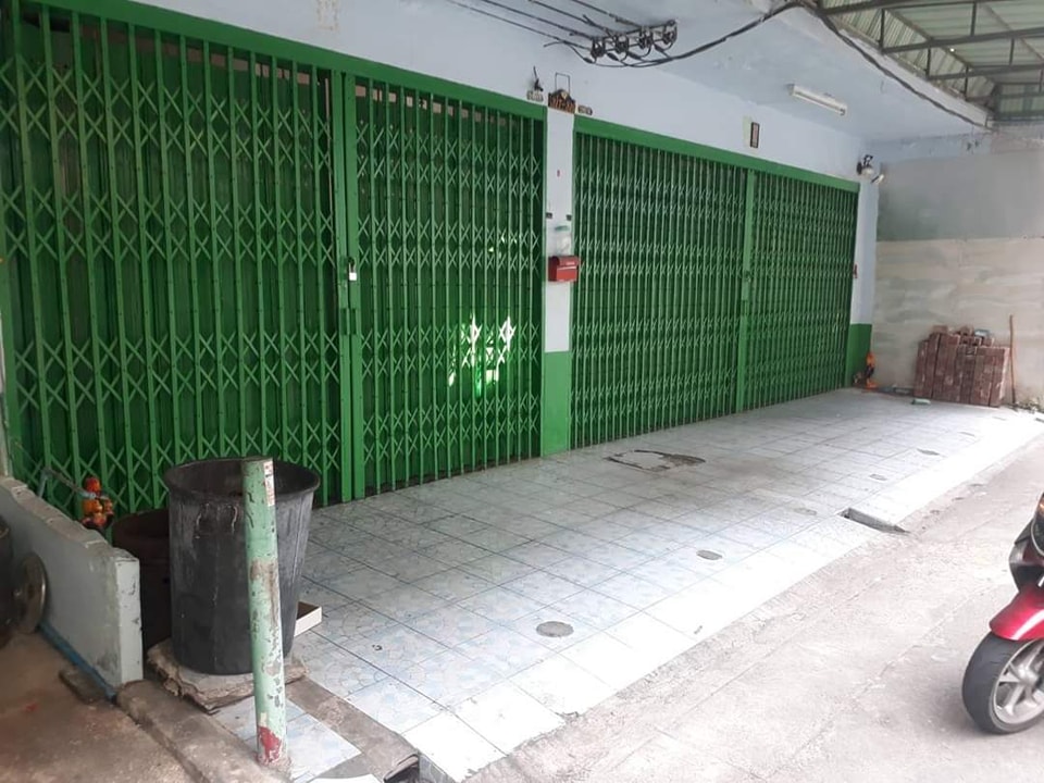 泰國一名屋主表示，家門口總是會出現擅自暫停的汽車，讓他困擾不已。（翻攝臉書）