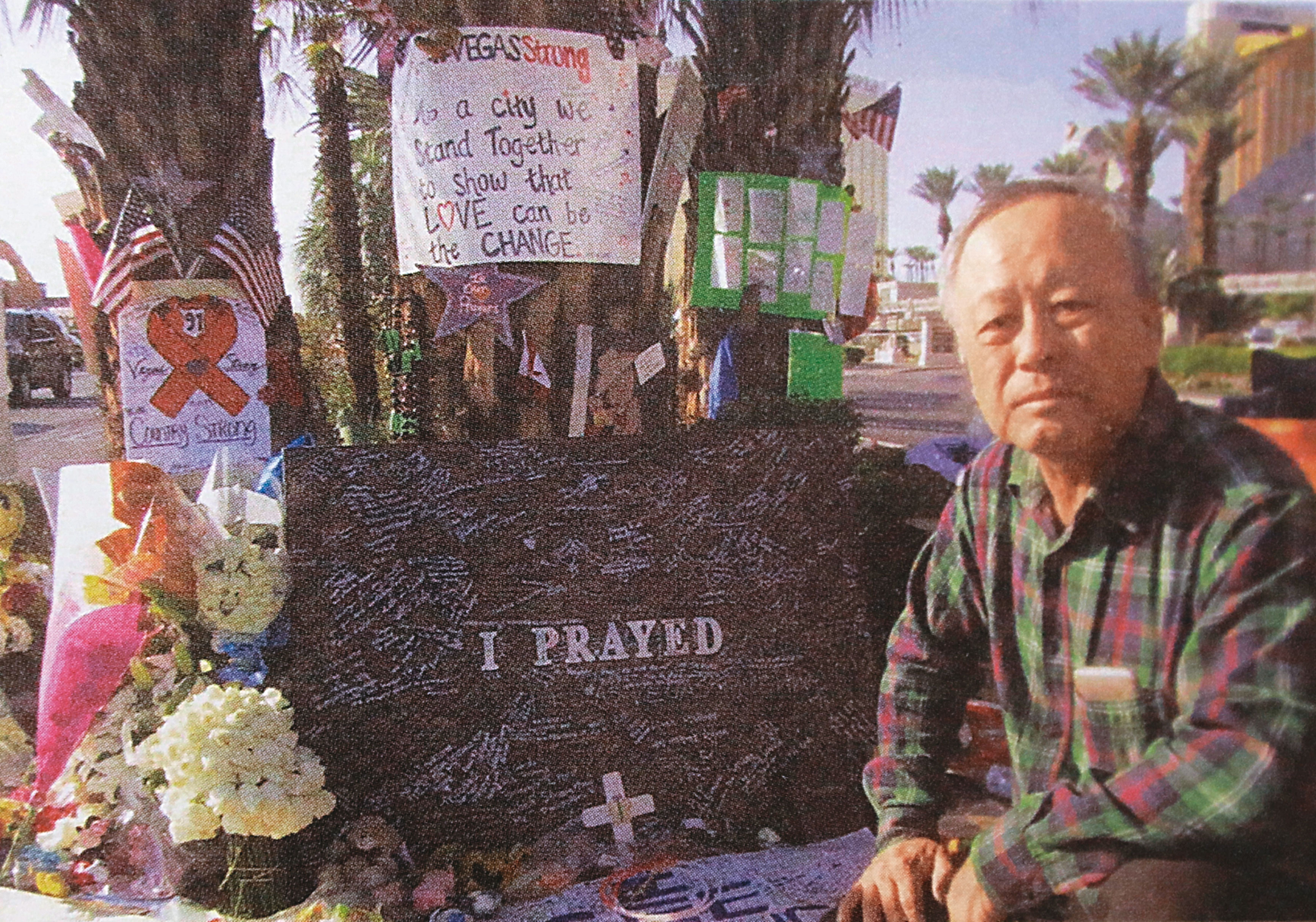 周文偉2017年參與賭城槍擊案祈禱追思會,稱「魔鬼早已全然掌控美國」,並稱台灣「獨上加毒」。(翻攝《您所不知的美國》)