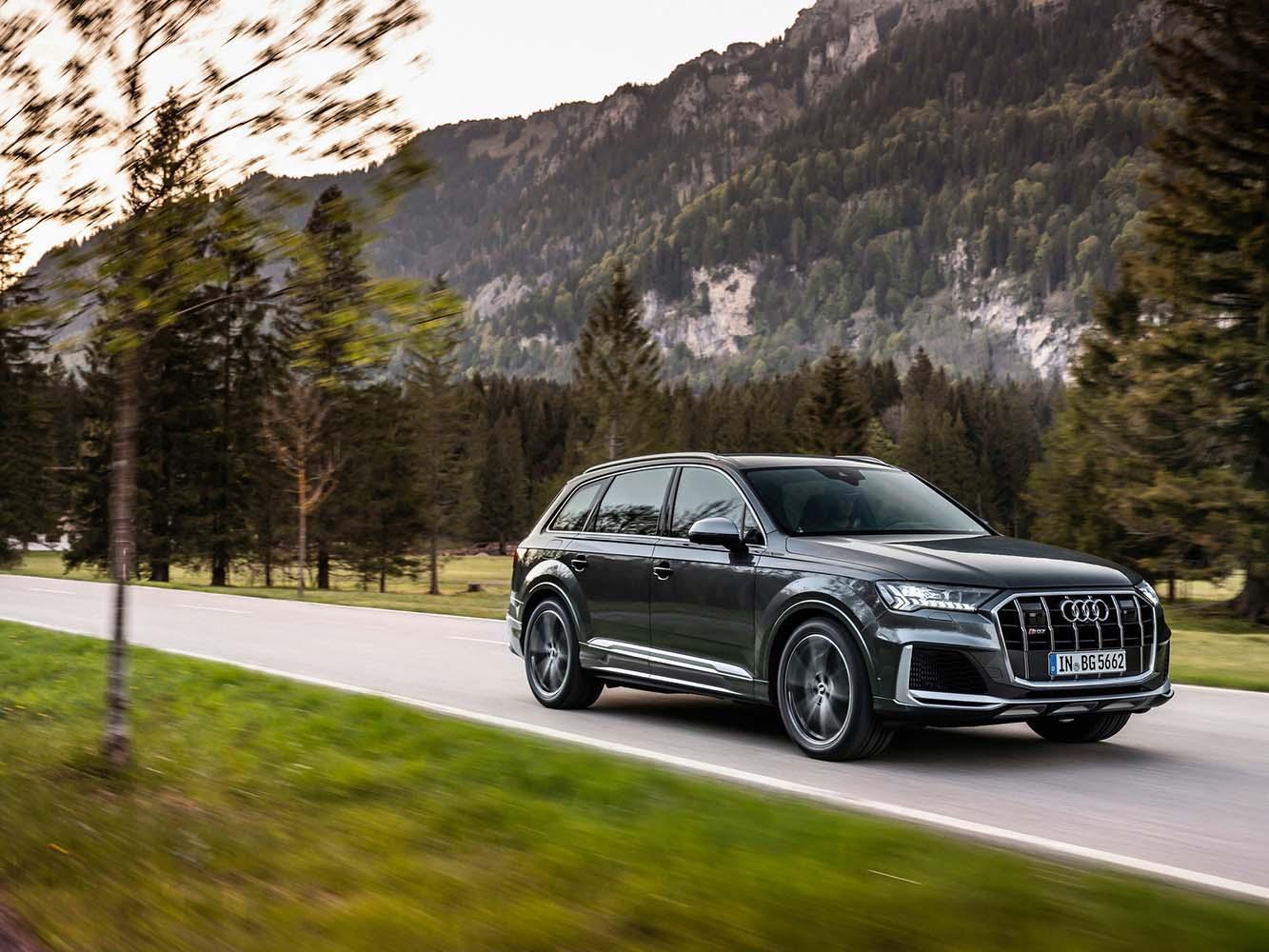 SQ7搭載專屬的S空力套件。