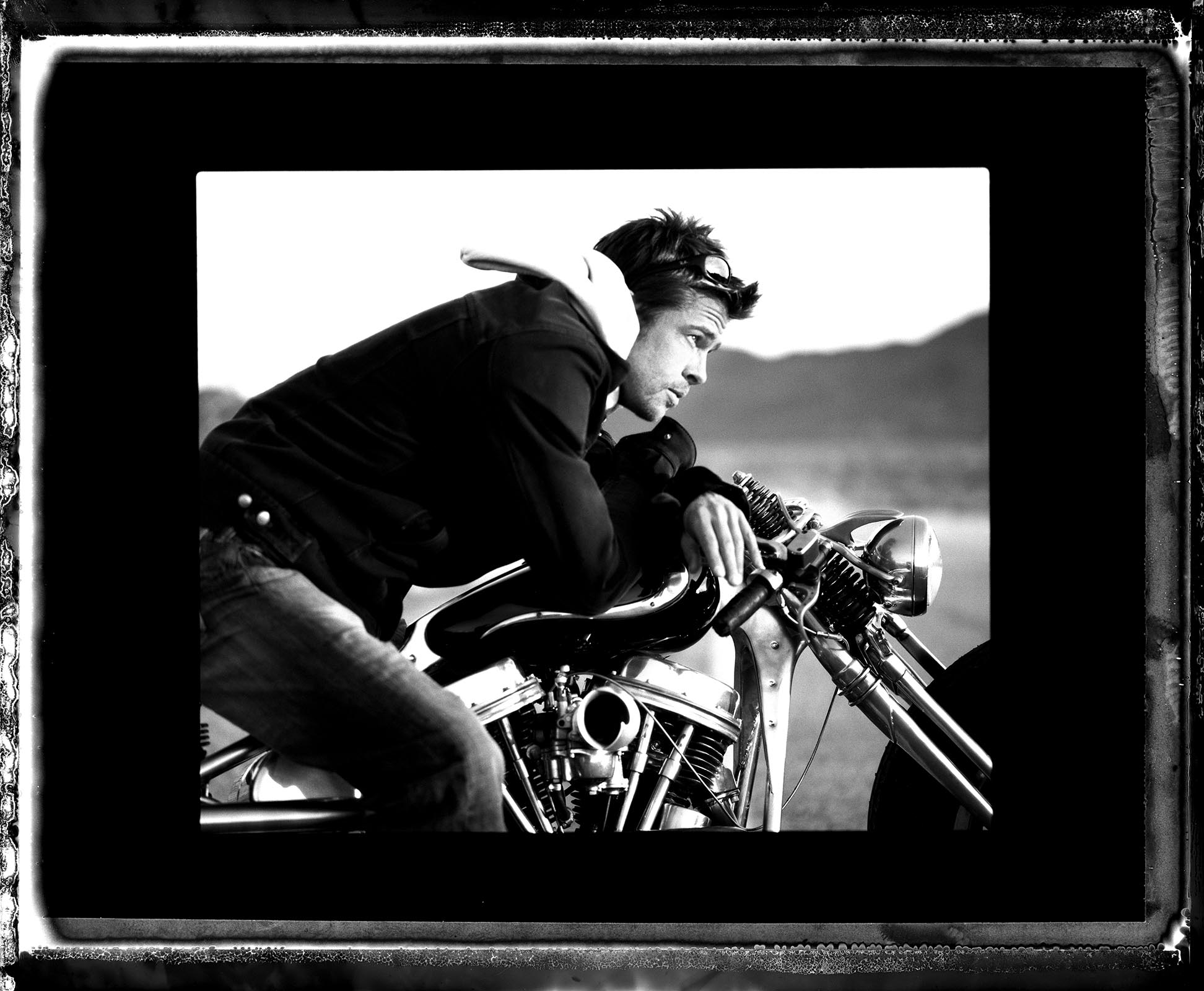 布萊德彼特的重機身影，其實是跟攝影師一路騎重機出門的成果。（Timothy White提供）