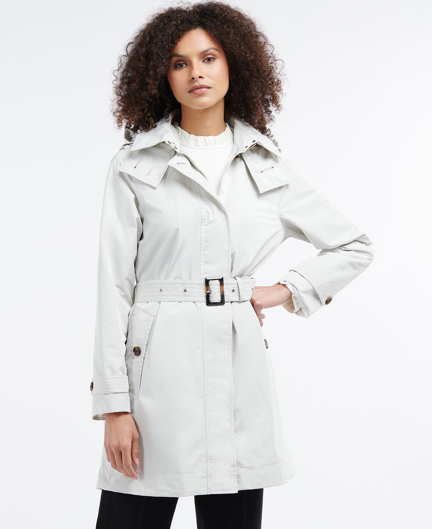 白色Beatrice防水透氣外套 NT$16,800 Barbour。（Barbour提供）