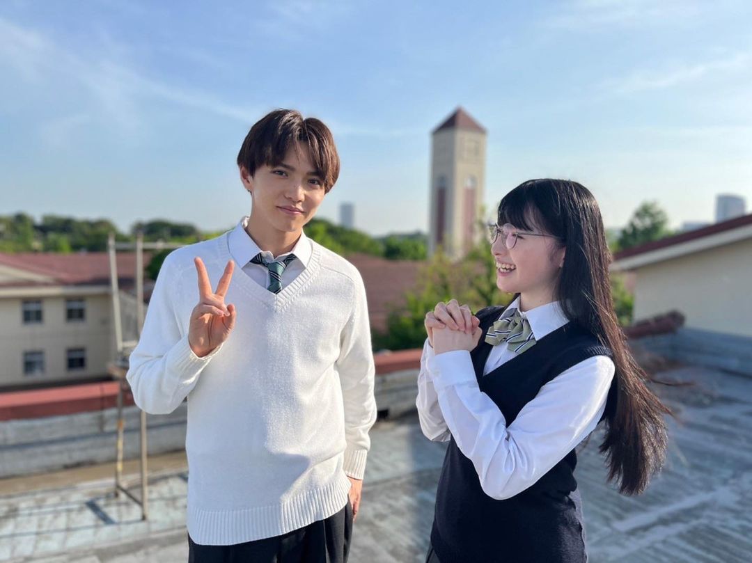佐藤大樹（左）在劇中一人分飾兩角穿上制服，娃娃臉的他雖已27歲卻毫無違和感。（翻攝自tbs_drama_stream Instagram）