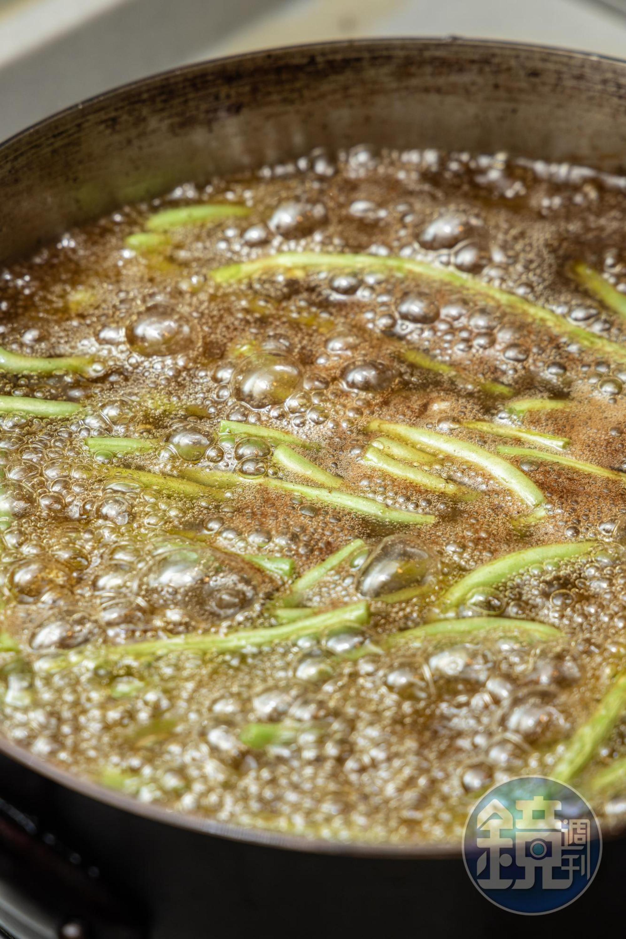 豆子要炸到透。