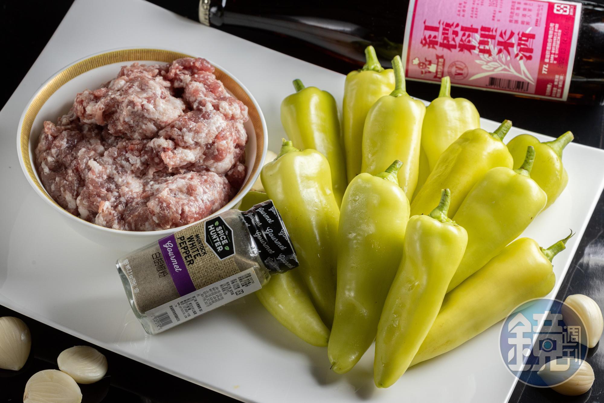 翡翠椒鑲肉的所有材料。