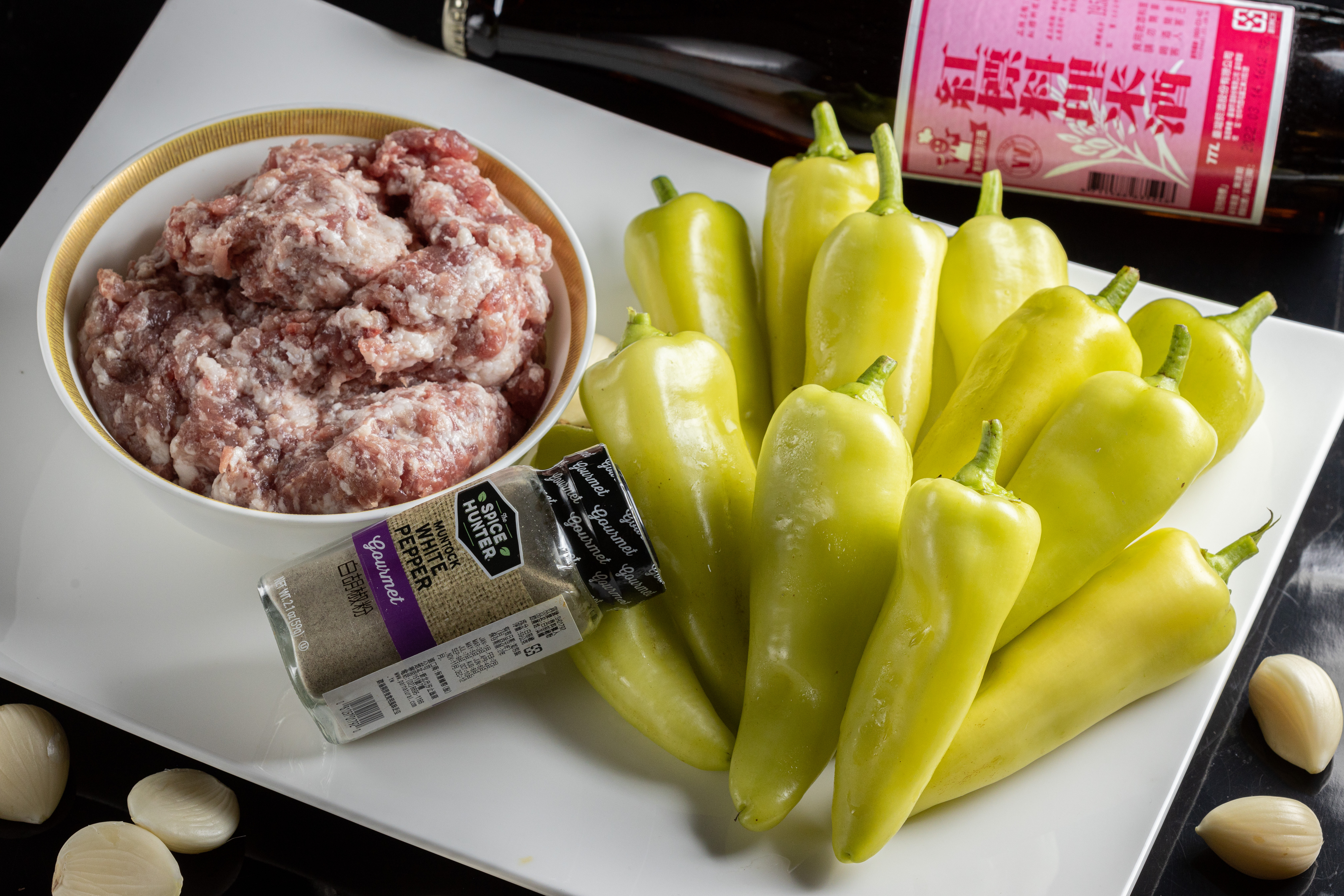 翡翠椒鑲肉的所有材料。