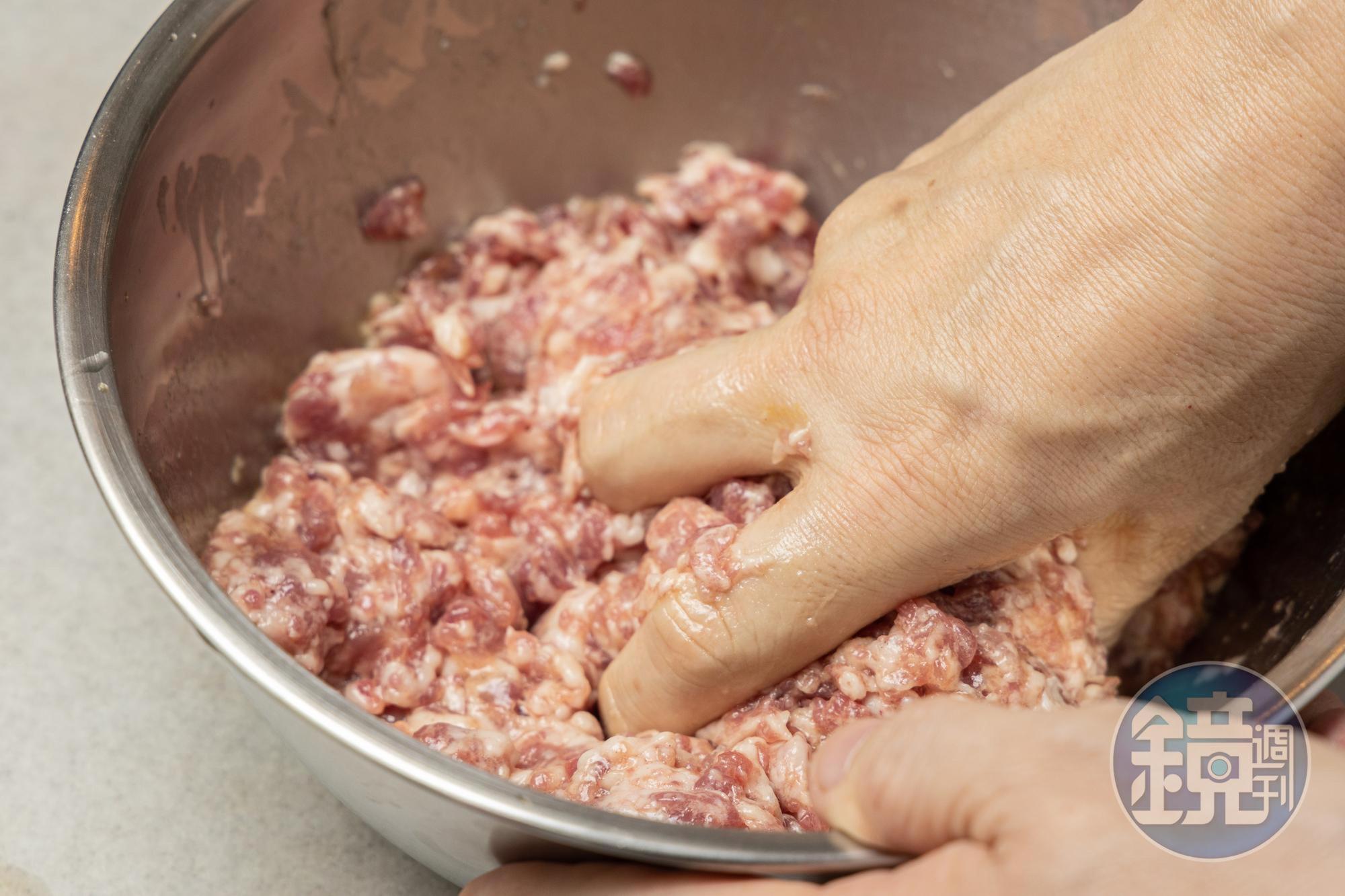 抓肉入味。