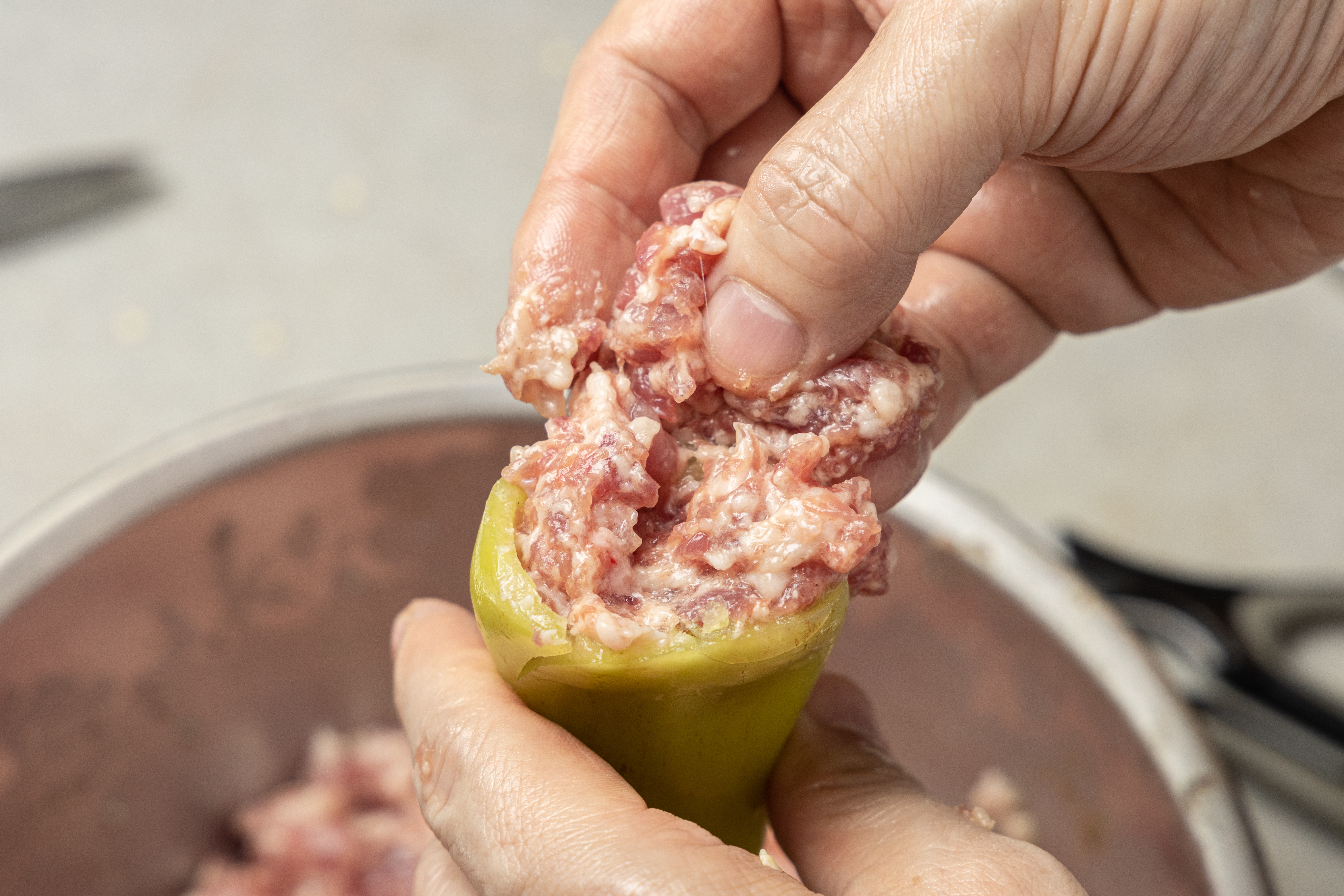 開始鑲肉。