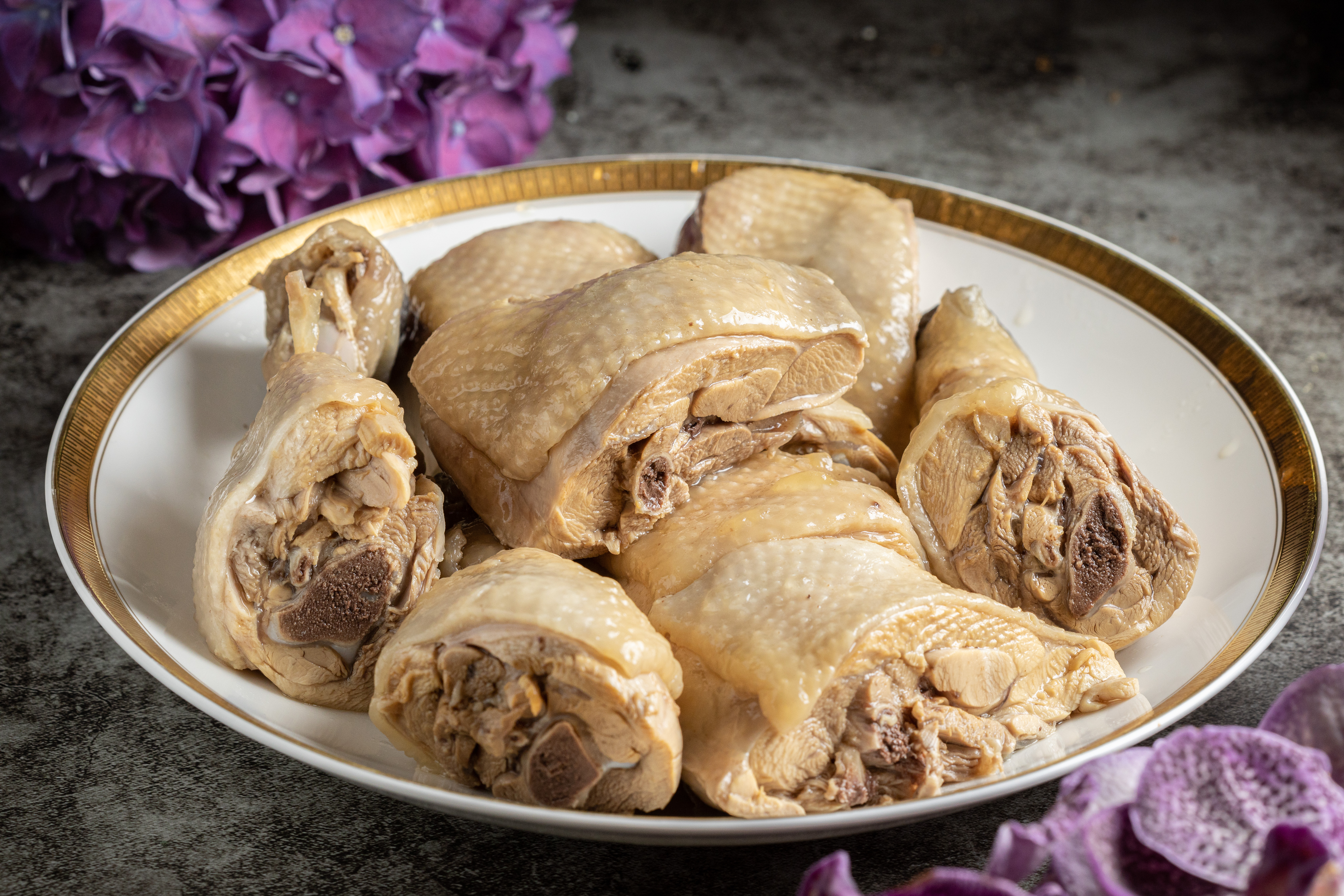 從冰箱取出即可食用的紹興醉雞。