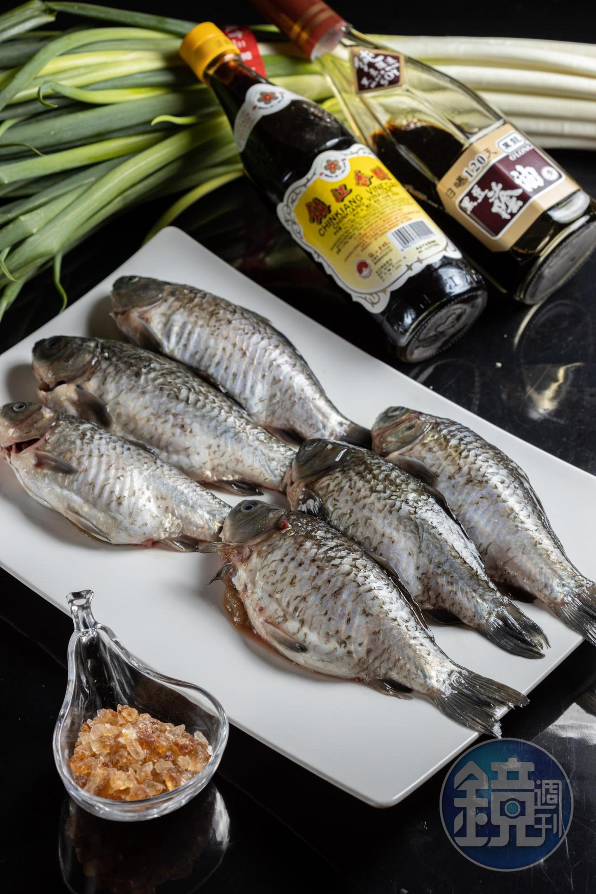 葱㸆鯽魚的所有材料。