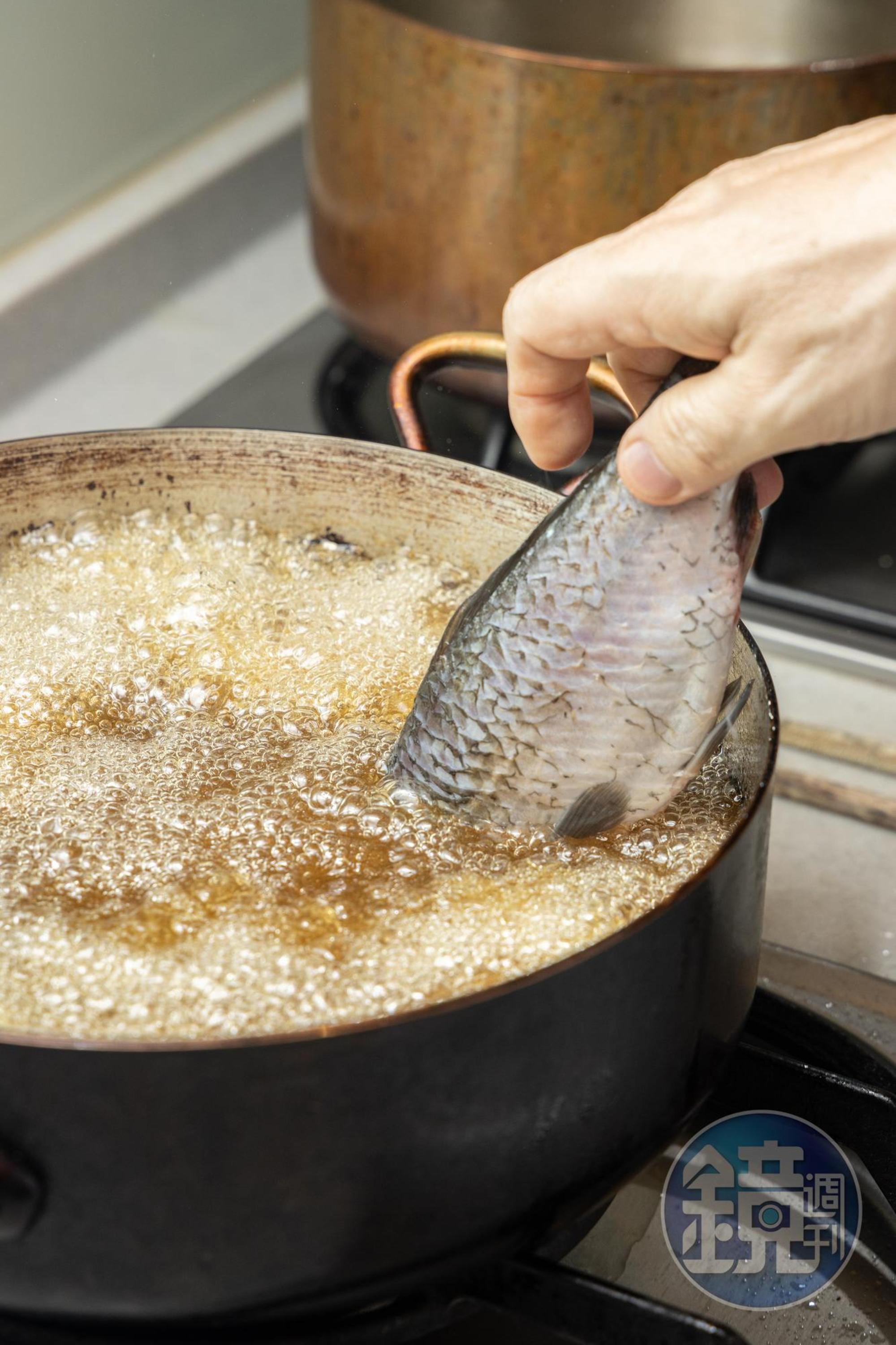 將鯽魚全部入鍋油炸。
