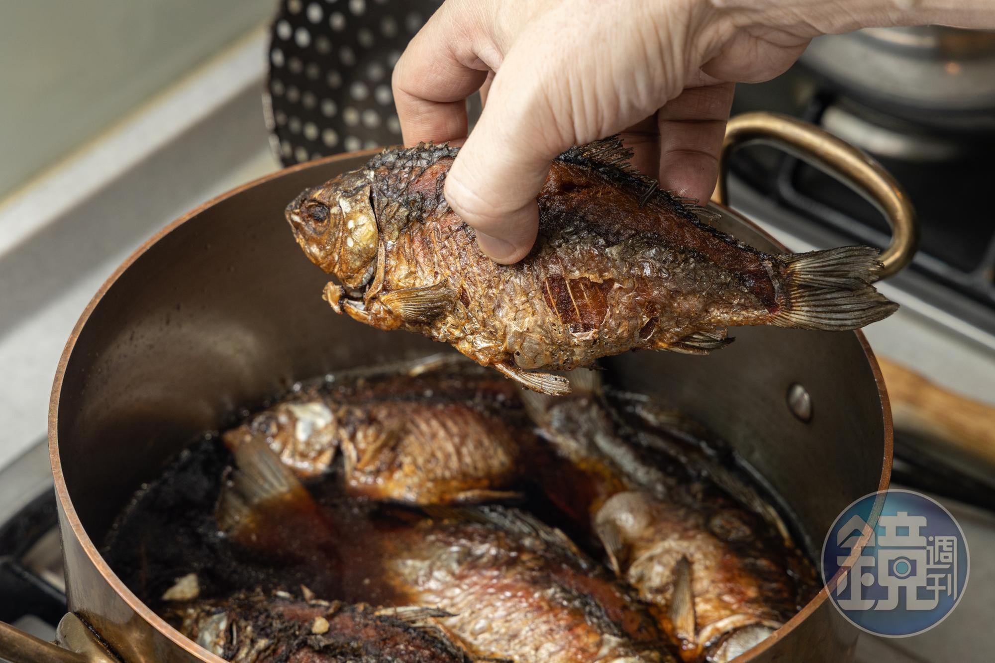 放入鯽魚㸆。