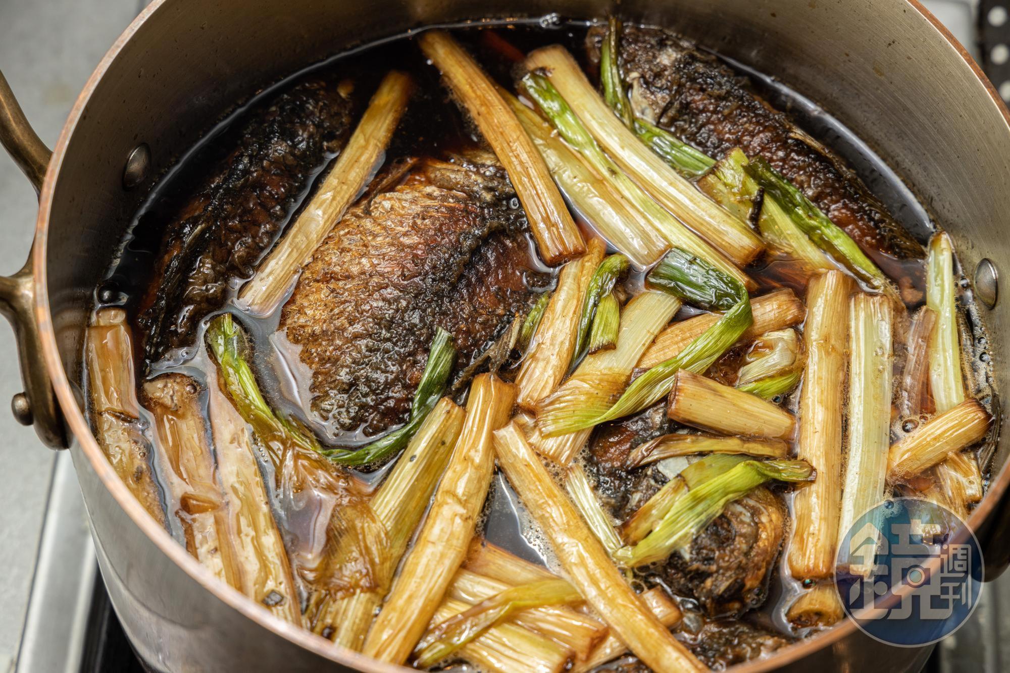 鯽魚在醬汁中煮1個半小時。