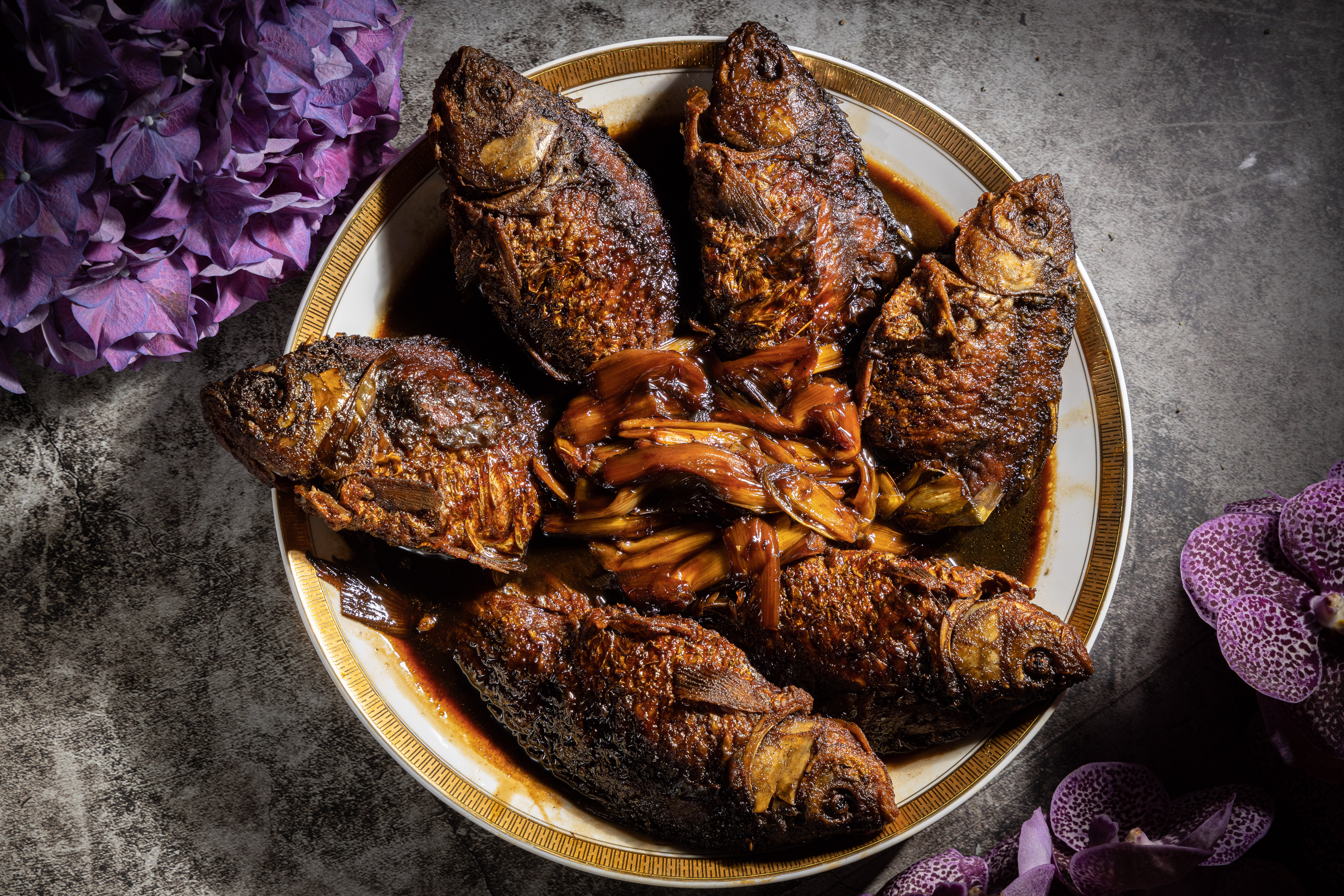 顏色漂亮的葱㸆鯽魚，完全是濃油赤醬風格。