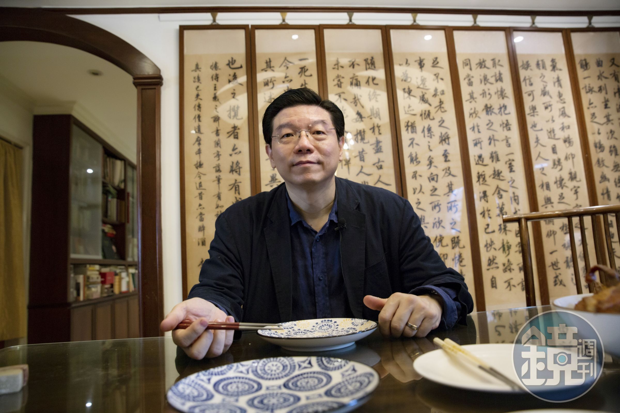 《鏡週刊》社長裴偉吃遍四方，也跟各方名廚學菜，最後融會貫通為自己的食譜，近年每個週末都在家做菜，現在也公開他的廚房筆記。（王漢順攝）