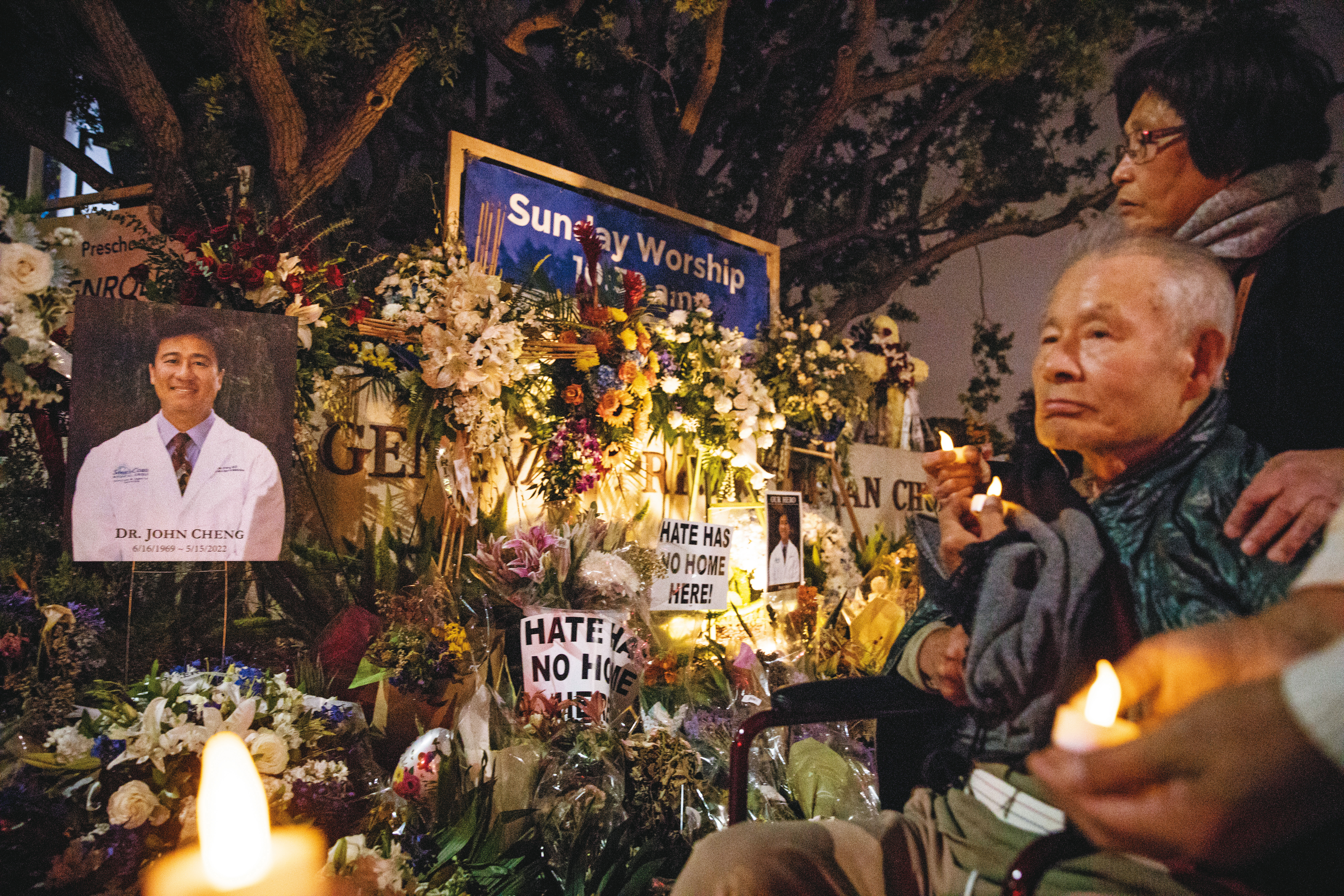 槍擊案後，許多花圈標語湧入事發現場，5月28日晚間，也有台派團體在現場點亮燭光為鄭達志默哀。