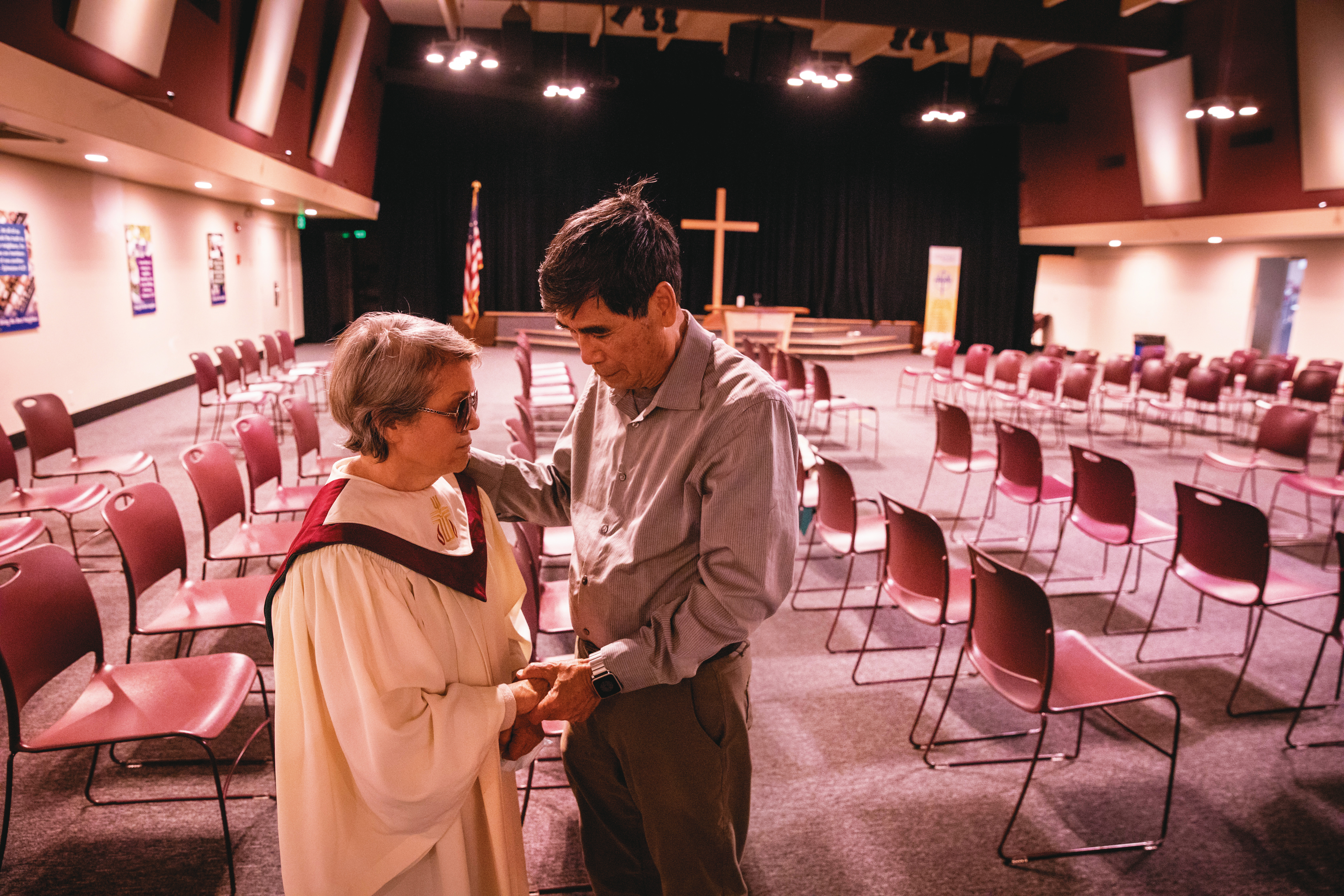 邱伸彥（右）和柯京平（左）帶我們走入周文偉行凶的現場，這是他們事發後第一次回到這個地方，2人一同在這個空間裡禱告。