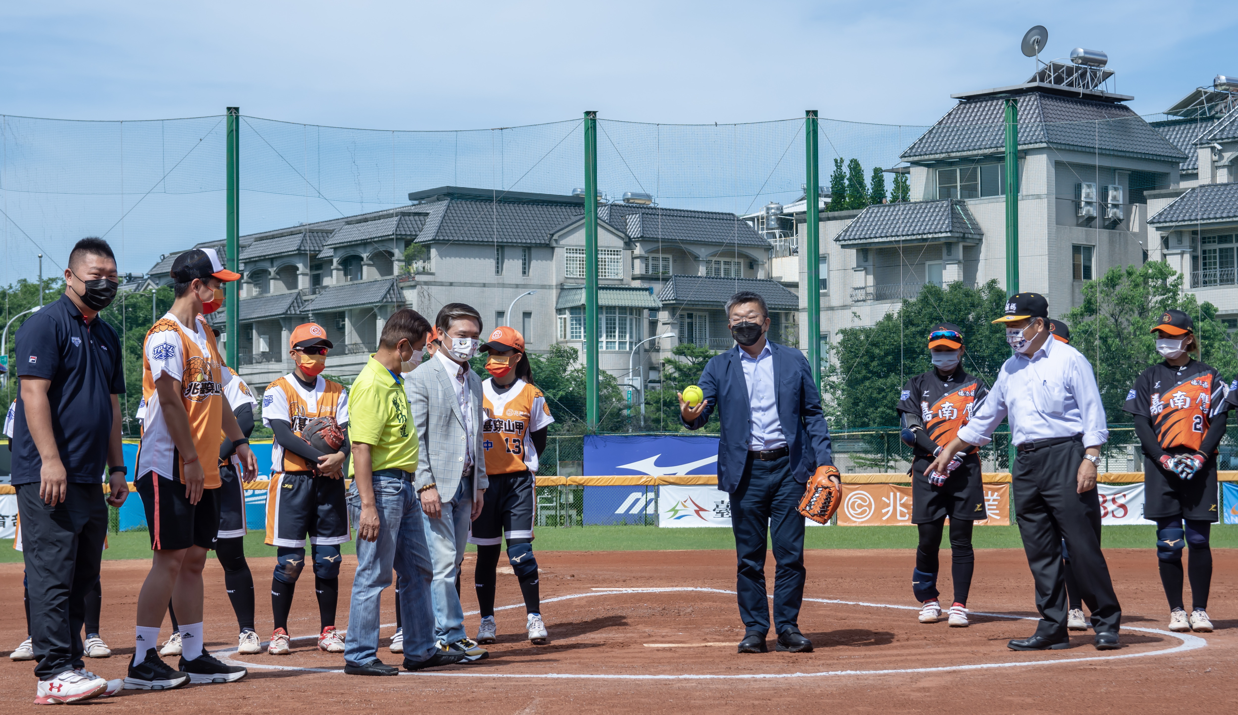 立法院副院長蔡其昌為企業女壘聯盟台中巡迴賽開球。（企業女壘聯盟提供）