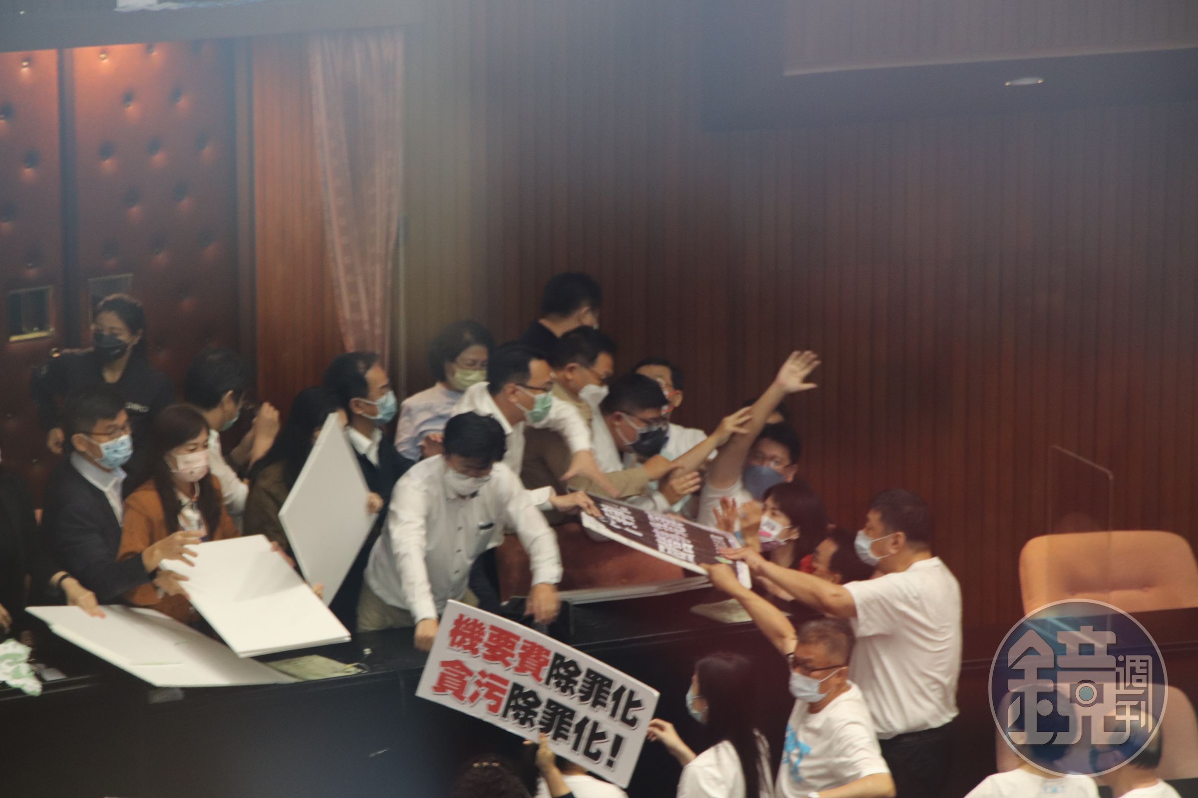 立法院昨上演爭搶主席台大戰，今傳出有3名立委確診。（洪申翰辦公室提供）