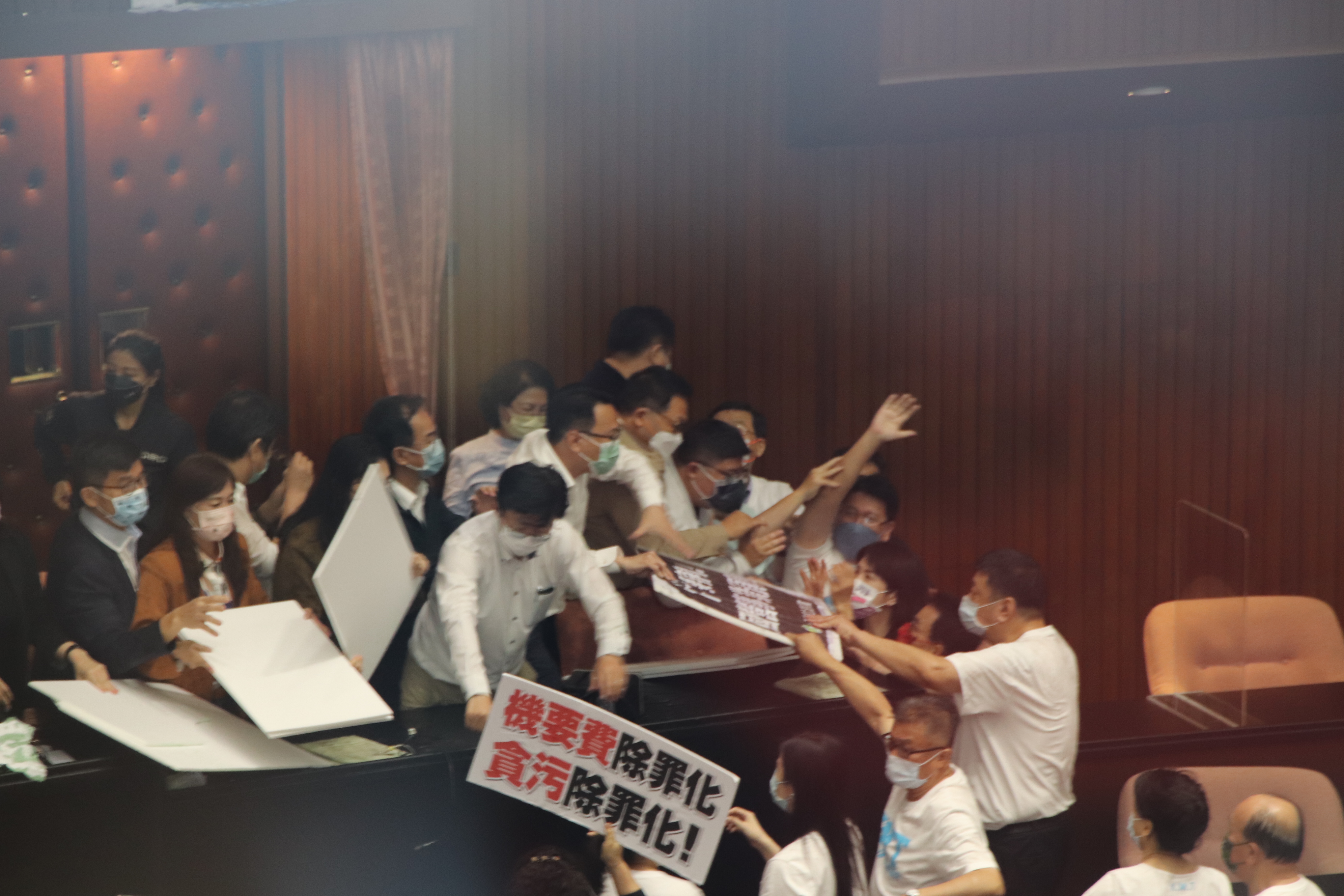 立法院昨上演爭搶主席台大戰，今傳出有3名立委確診。（洪申翰辦公室提供）