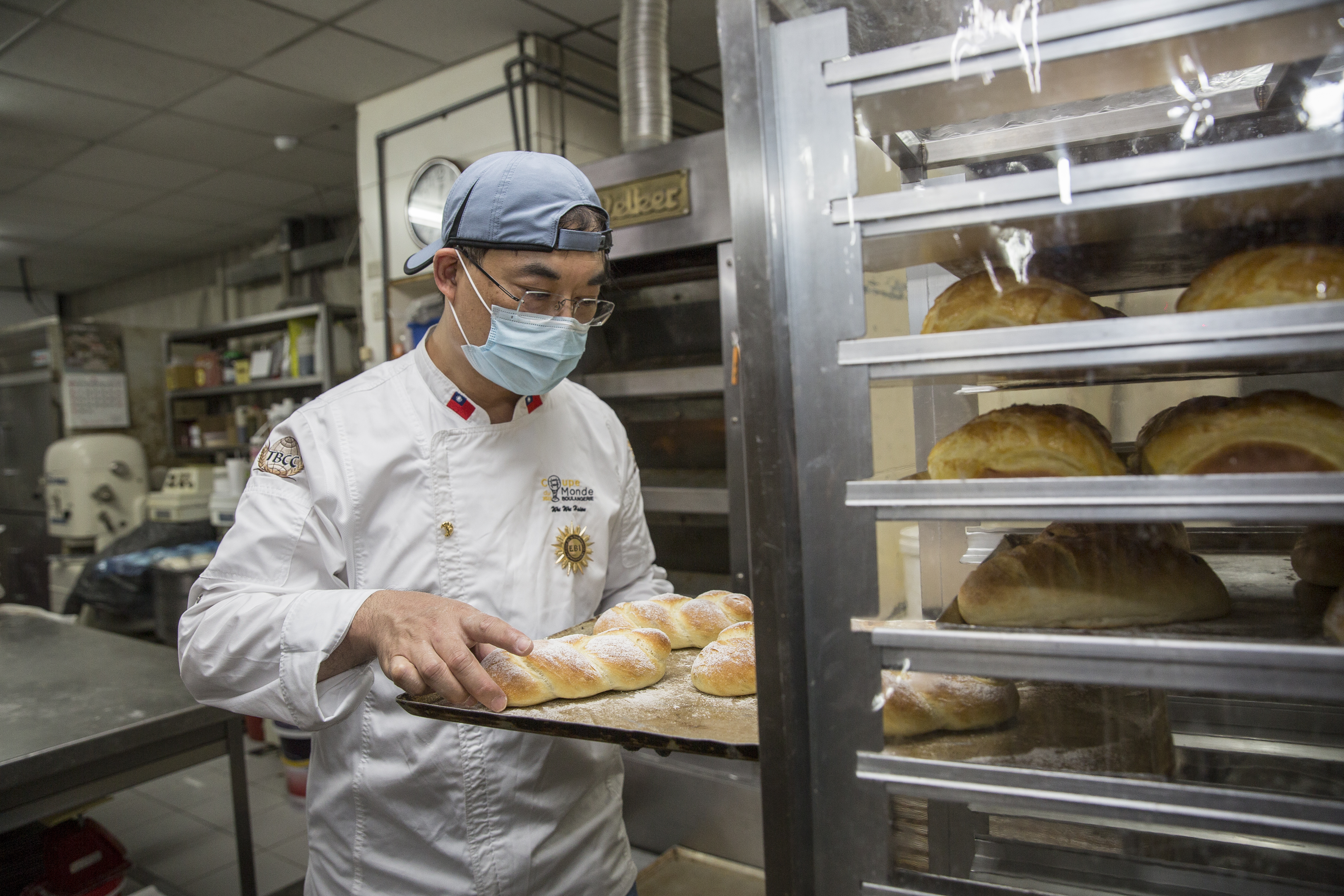 吳武憲做麵包39年，還養成絕對手感，摸麵糰就知溫度。