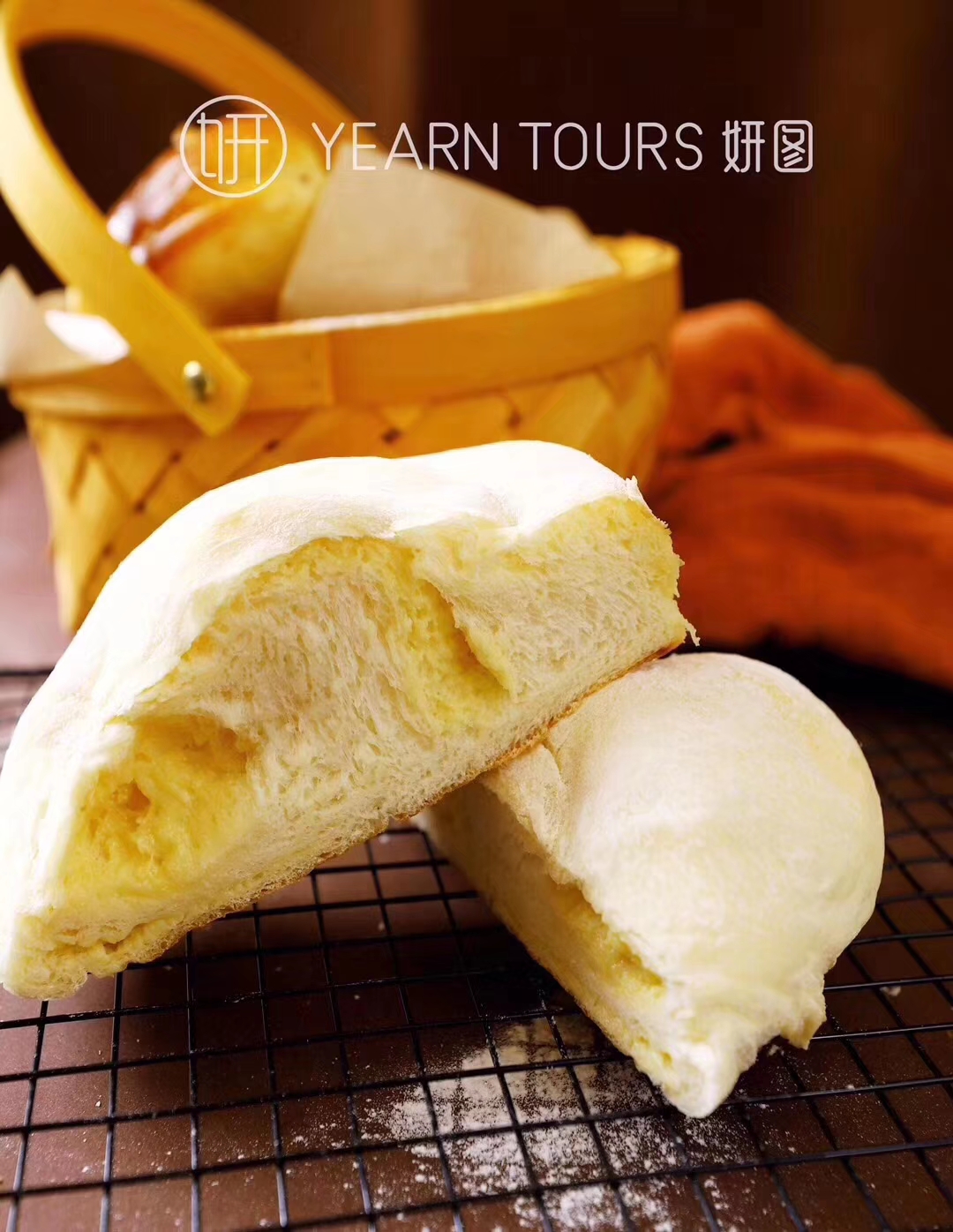 吳武憲為當地口味研發榴槤麵包，成為昆山妍圖的爆賣商品。（吳武憲提供）