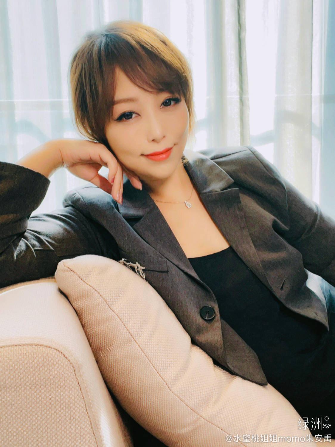 40歲的小蜜桃姐姐婚後淡出幕前,已是兩個孩子的媽,身材保養得宜,讓人羨慕不已。(水蜜桃姐姐微博)
