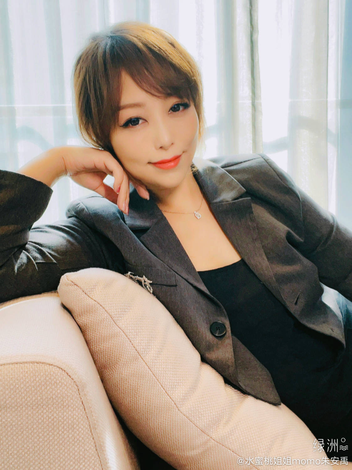 40歲的小蜜桃姐姐婚後淡出幕前，已是兩個孩子的媽，身材保養得宜，讓人羨慕不已。（水蜜桃姐姐微博）
