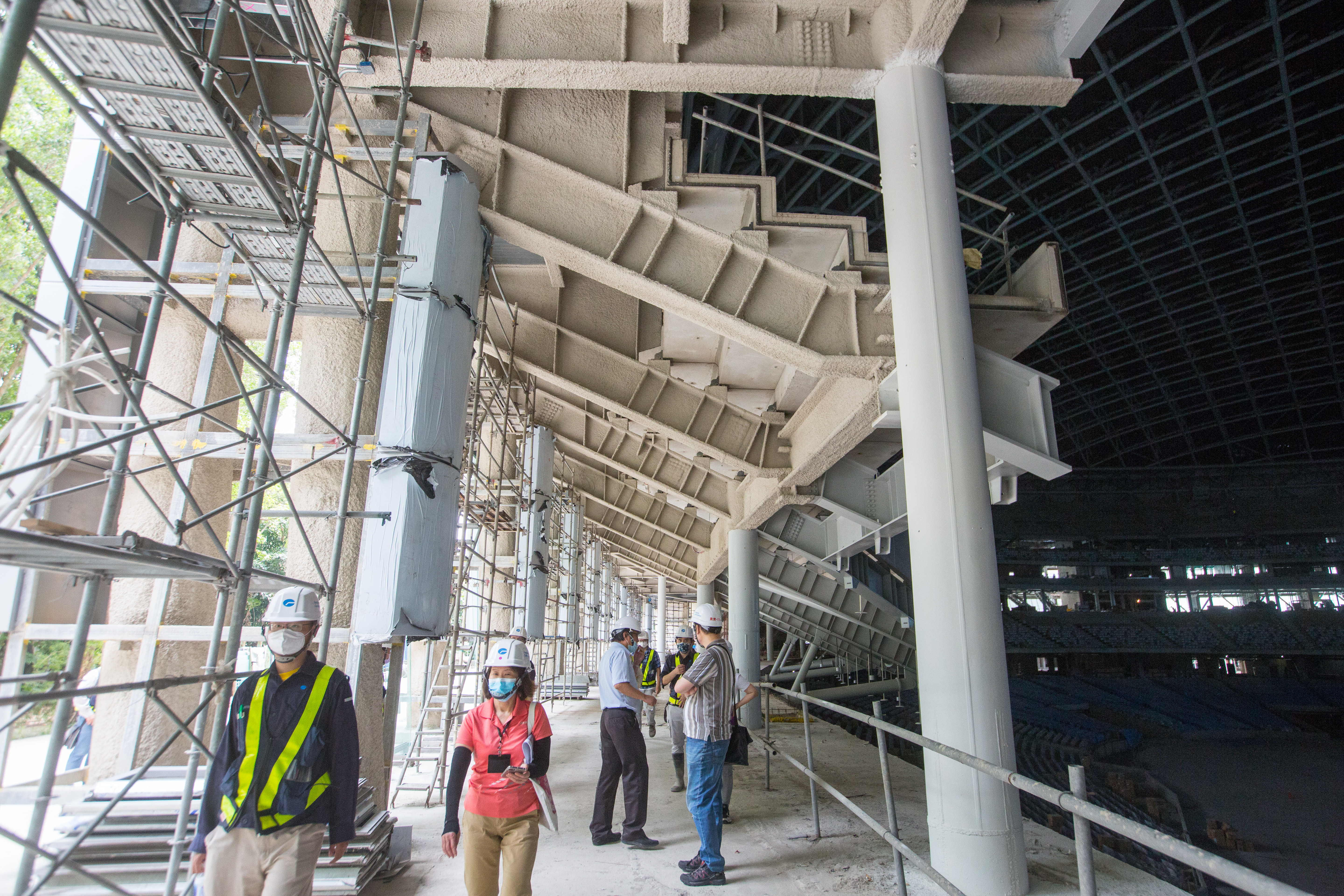 台北遠雄大巨蛋即將完工，柯文哲指出目前卡住關鍵在中央。圖為大巨蛋內部2021年5月施工畫面。（本刊資料照）